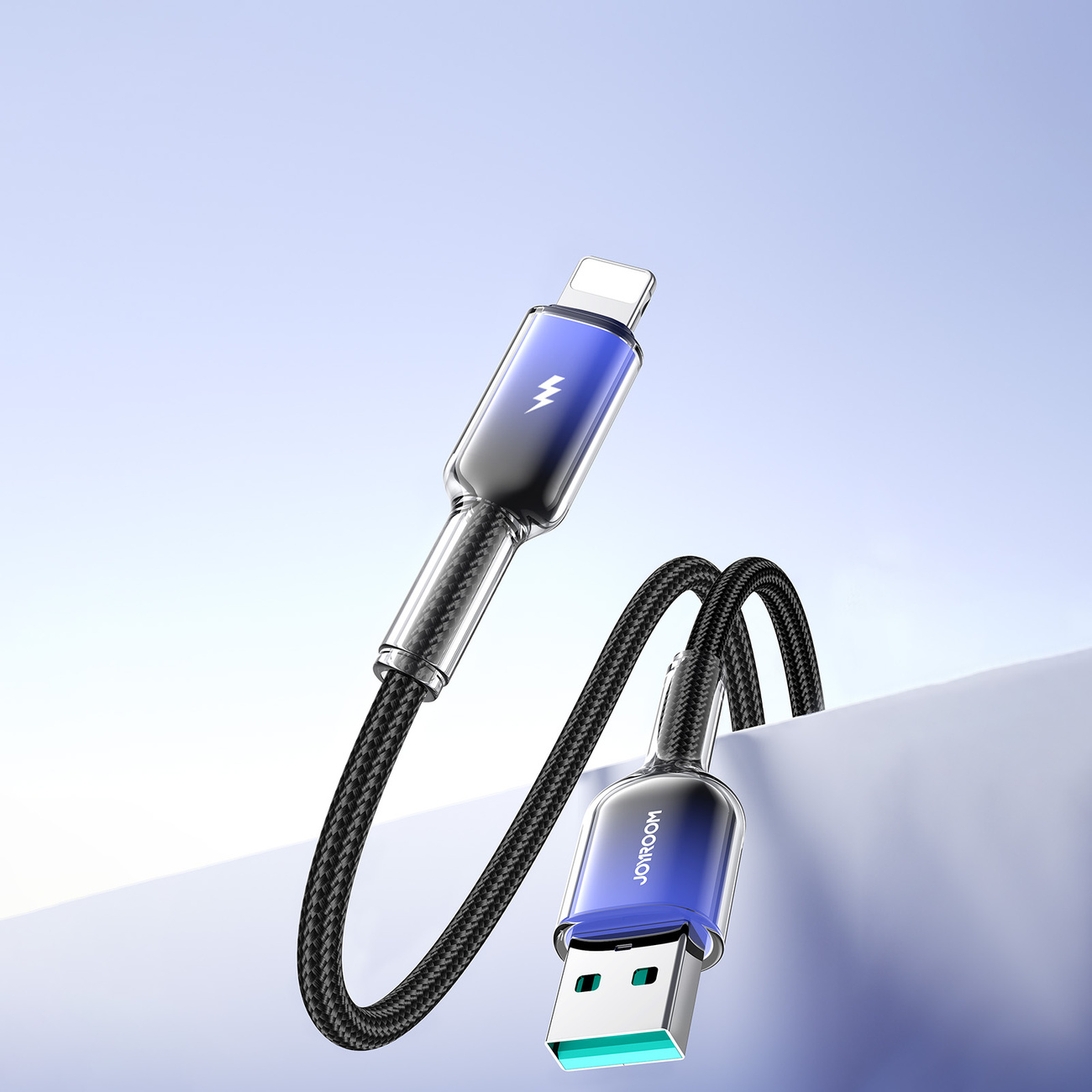 Czarny, pleciony kabel Joyroom ze złączami USB i Lightning. Przezroczyste obudowy ukazują złącza.