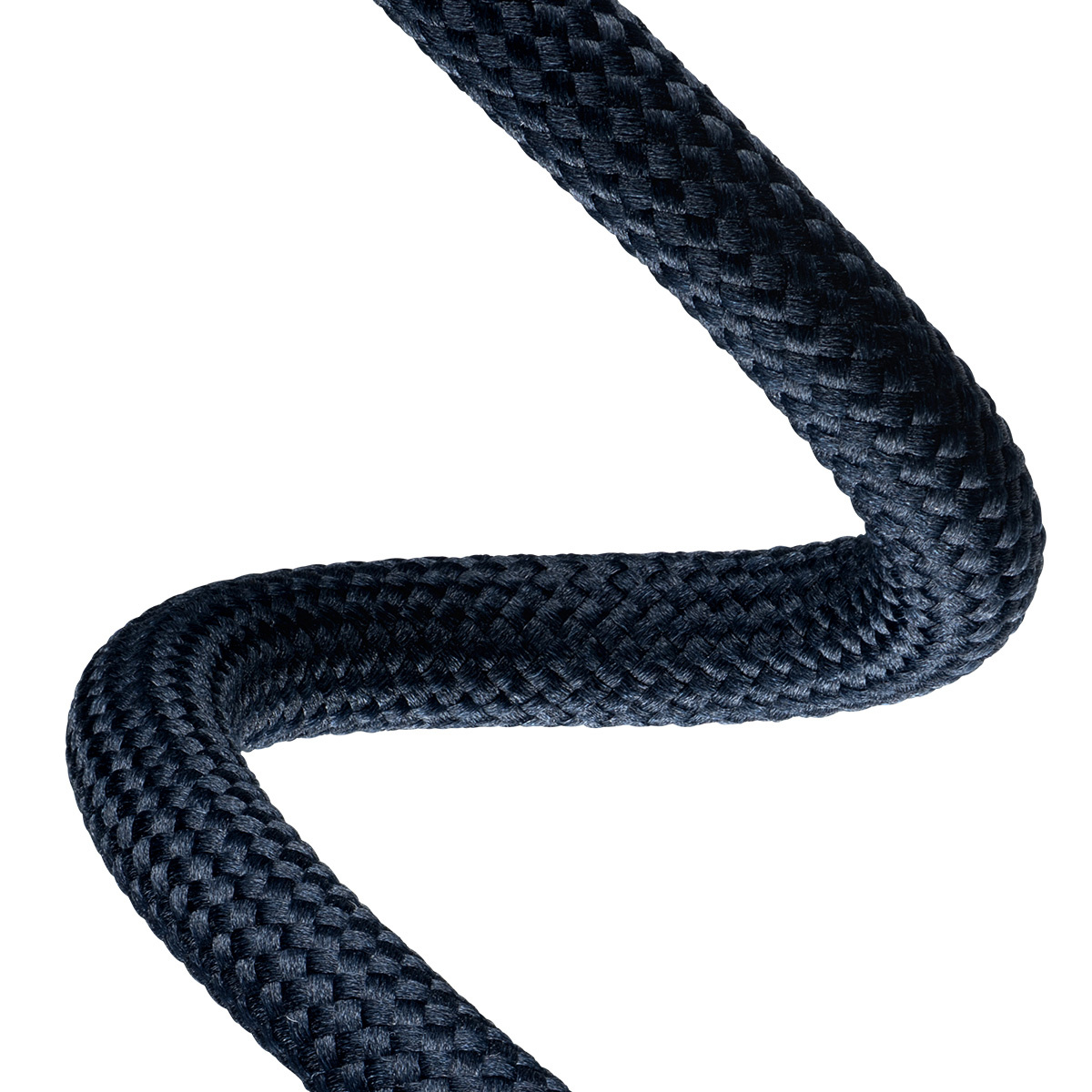 Un gros plan d'un câble tissé noir dans un motif ondulé sur un fond blanc.