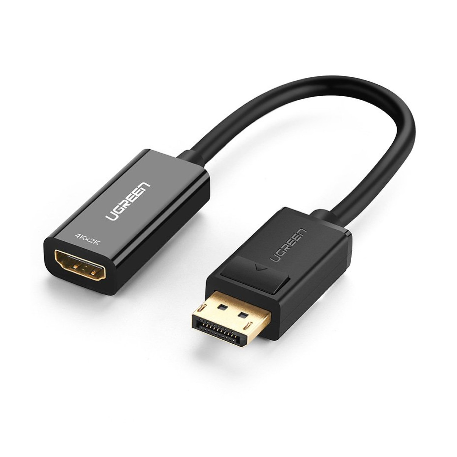 Czarny kabel adaptera UGREEN ze złączem DisplayPort i HDMI na białej powierzchni.