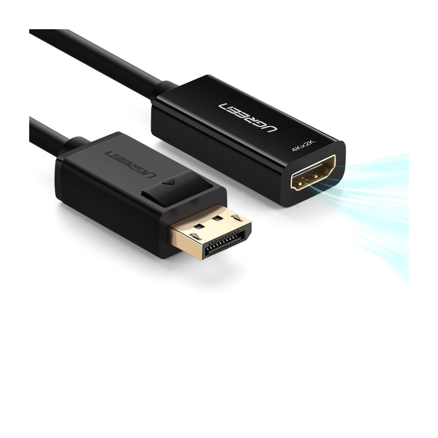 Pokazano czarny kabel adaptera UGREEN ze złączem DisplayPort i HDMI.