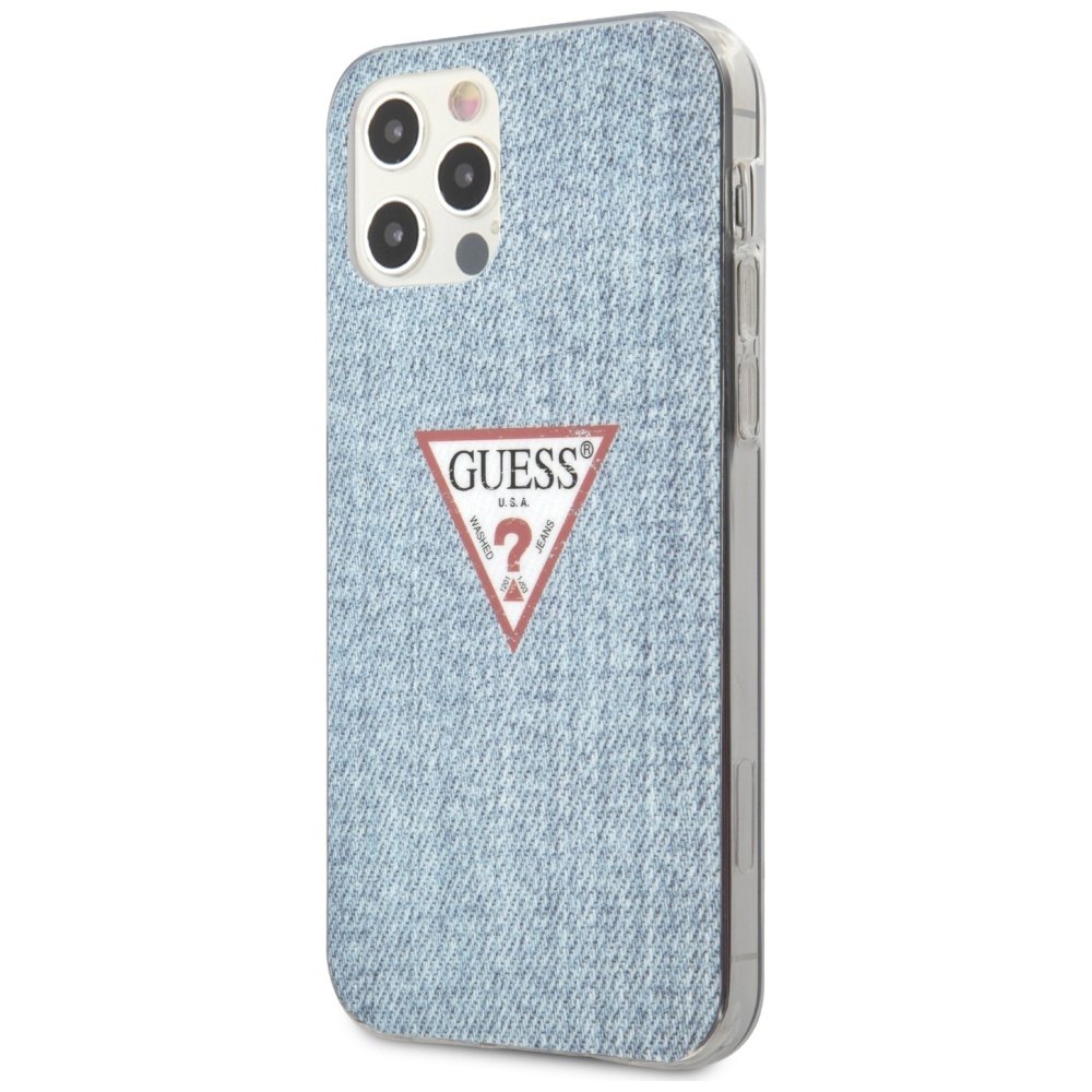 iPhone 12 Pro Max w dżinsowym etui GUESS z charakterystycznym trójkątnym logo. Etui ma jasno niebieską dżinsową teksturę.