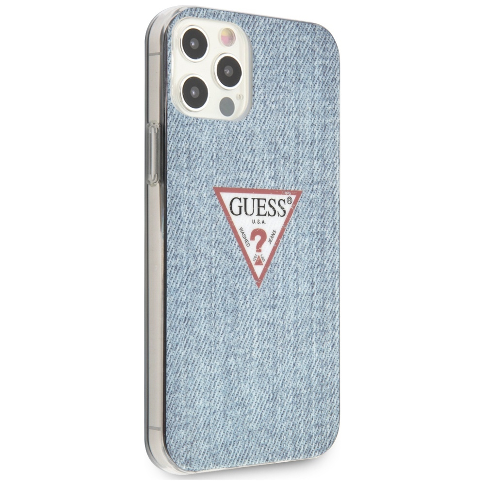 iPhone 12 Pro Max w dżinsowym etui GUESS z charakterystycznym trójkątnym logo na jasnoniebieskiej dżinsowej teksturze.