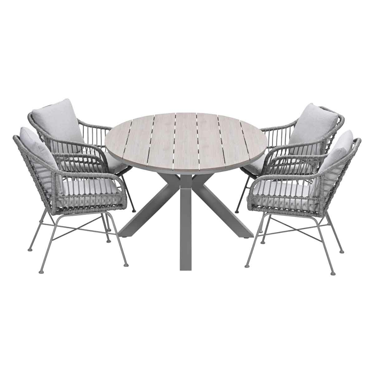Ronde tafel met vier grijze rieten stoelen met kussens, op een witte achtergrond.