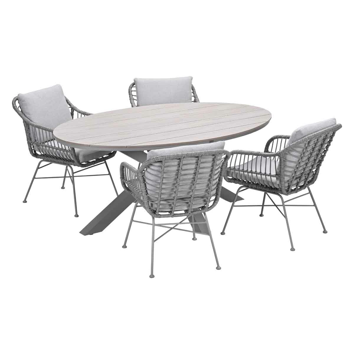 Een ovale tafel met vier grijze rieten stoelen en kussens op een witte achtergrond.