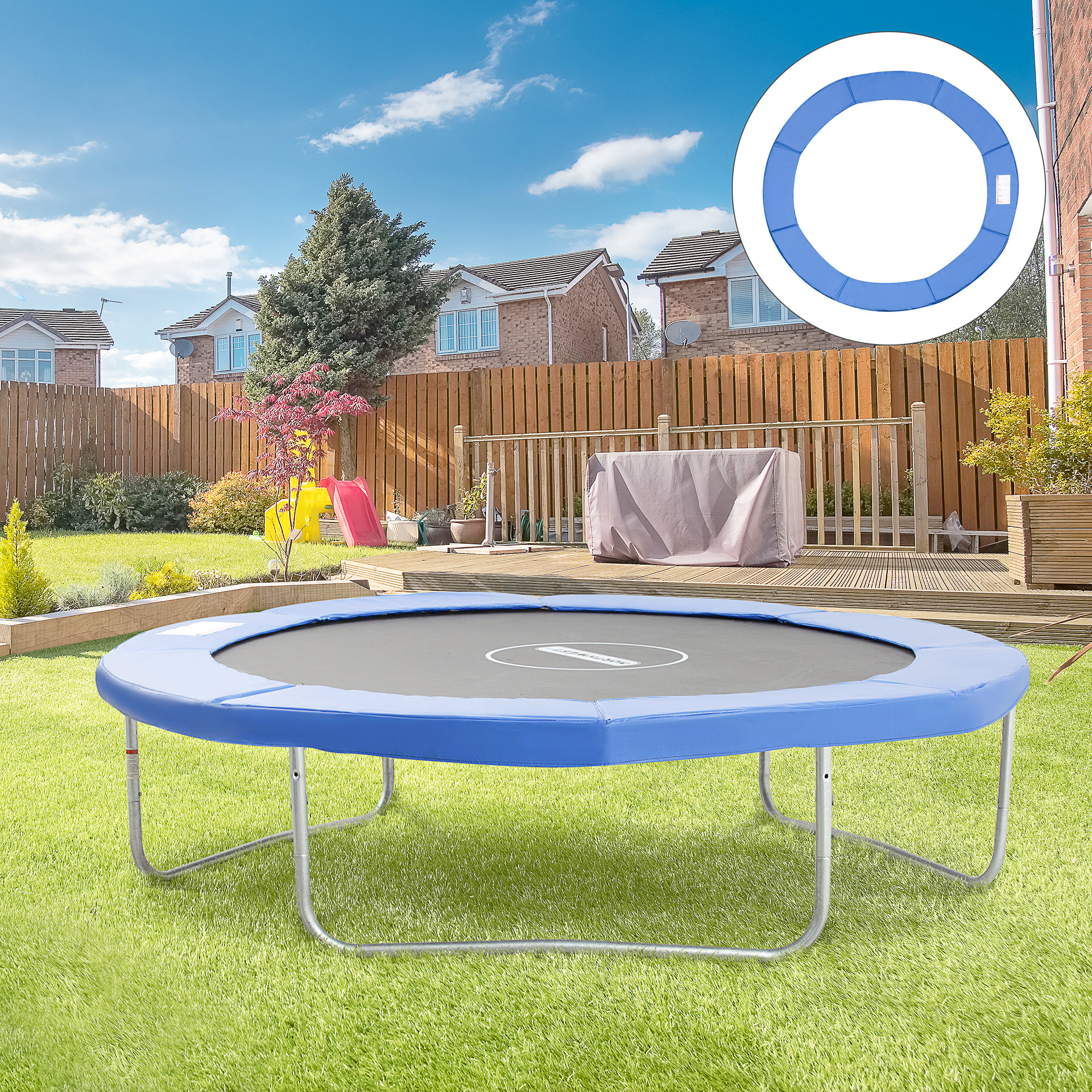 Un trampolín azul está instalado en un patio trasero sobre césped verde con una cerca de madera al fondo.