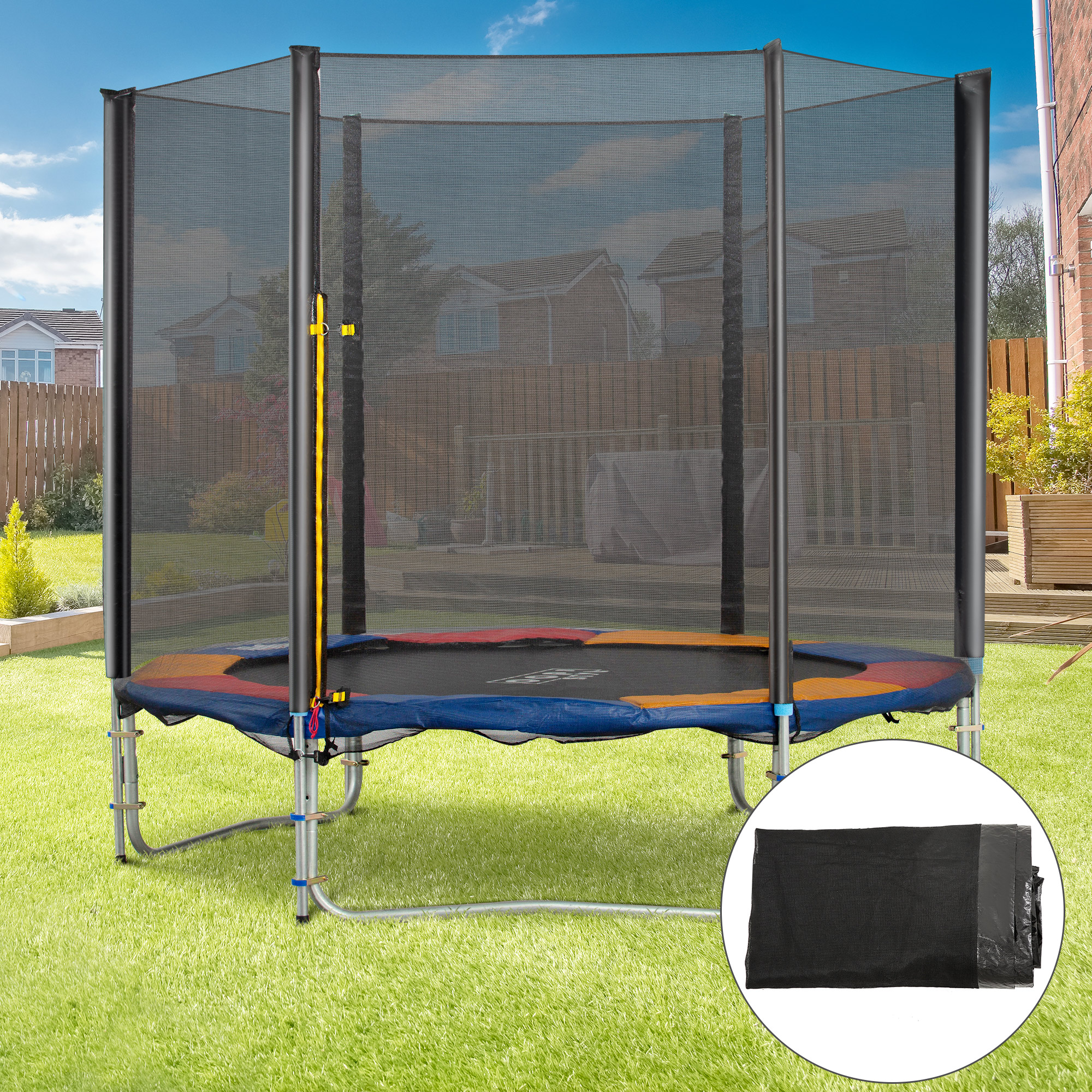 Cama elástica al aire libre con red de seguridad en un patio trasero, día soleado.