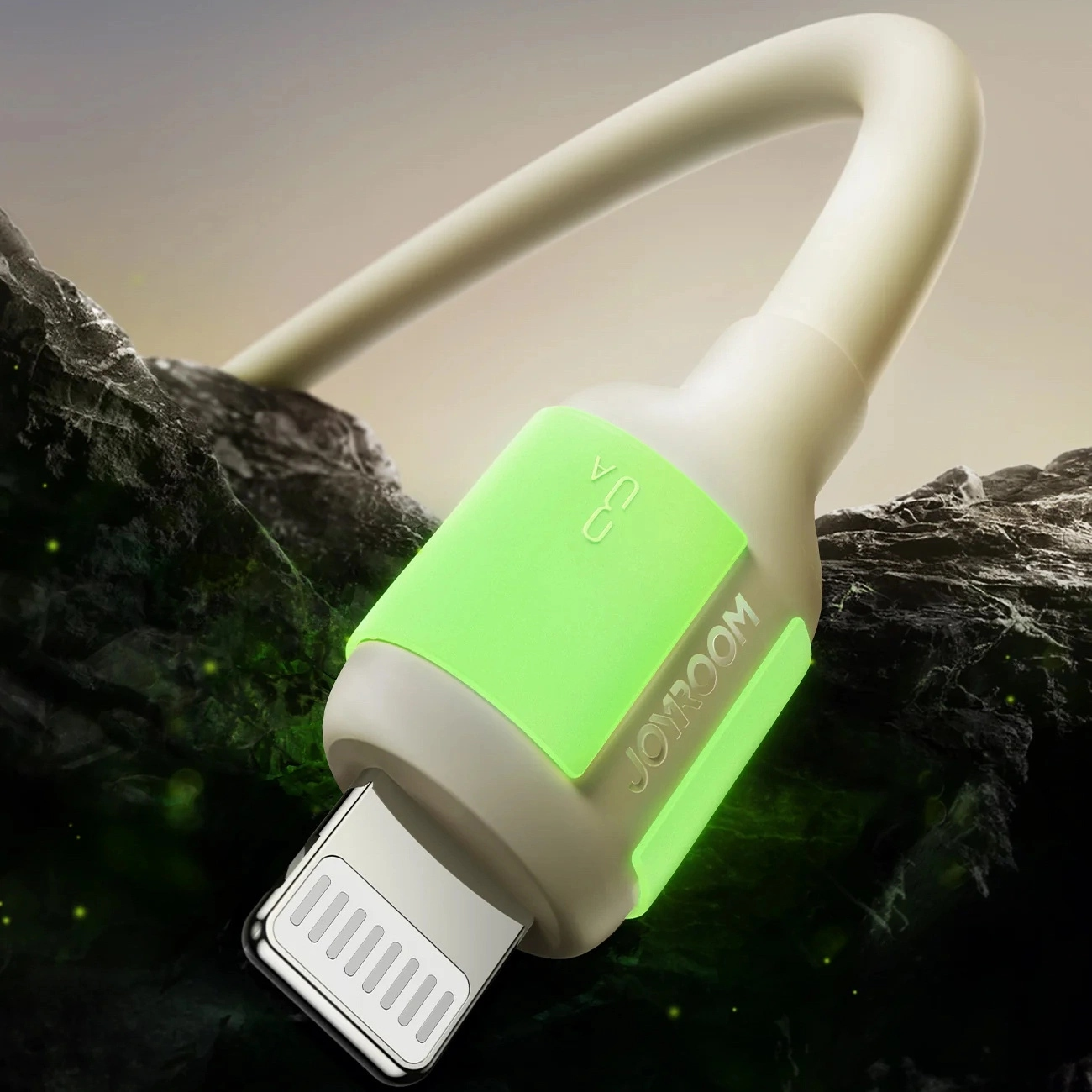 Eine Nahaufnahme eines weißen USB-Kabels mit einem grünen Akzent vor einem felsigen Hintergrund.