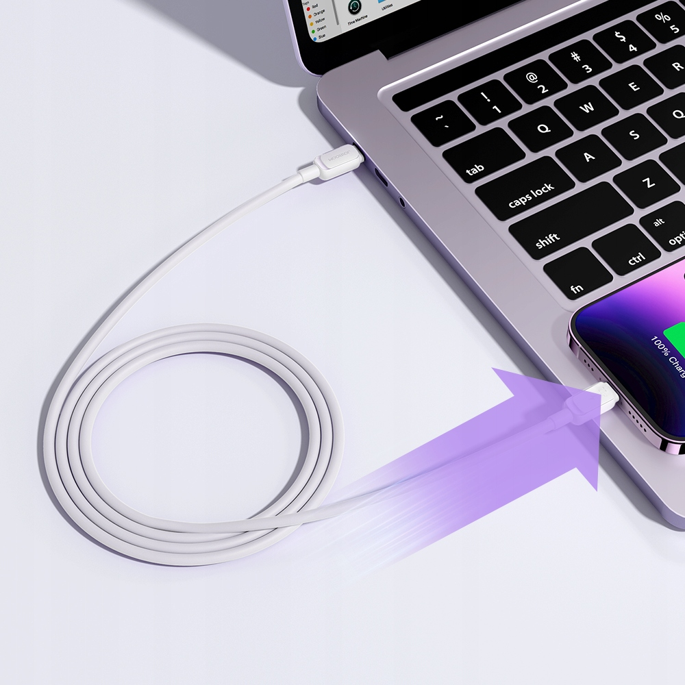 Ein Laptop und ein Telefon sind durch ein weißes Kabel verbunden. Das Telefon zeigt an, dass es vollständig geladen ist.