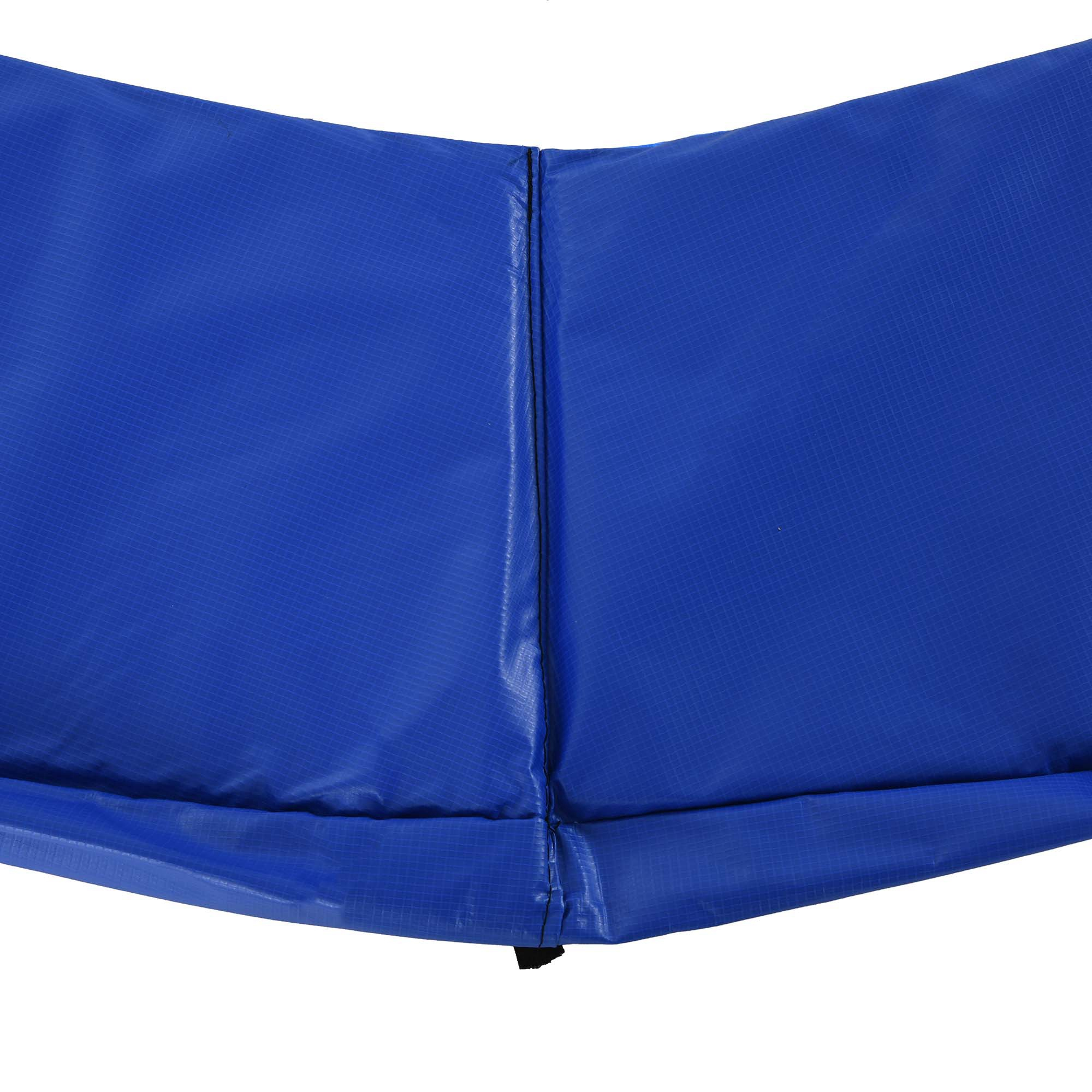 Un primer plano de la almohadilla de seguridad azul del trampolín, que muestra las costuras y el material suave y duradero.