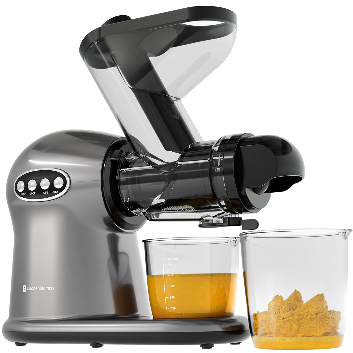 Een zilveren KitchenBrothers juicer met sap dat in twee heldere glazen stroomt.