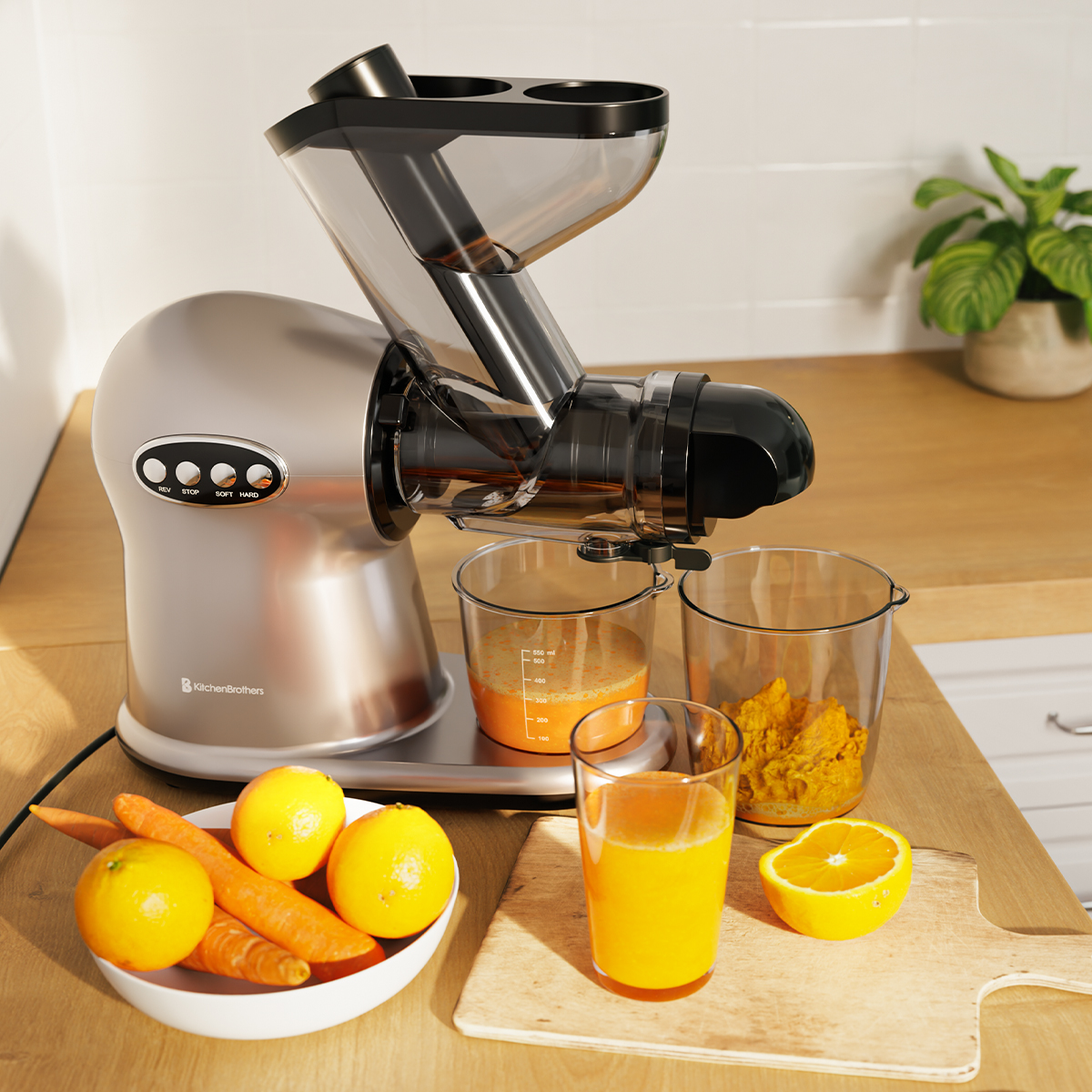 Een sapcentrifuge verwerkt groenten en fruit op een houten aanrecht, met sap en pulp in aparte containers.