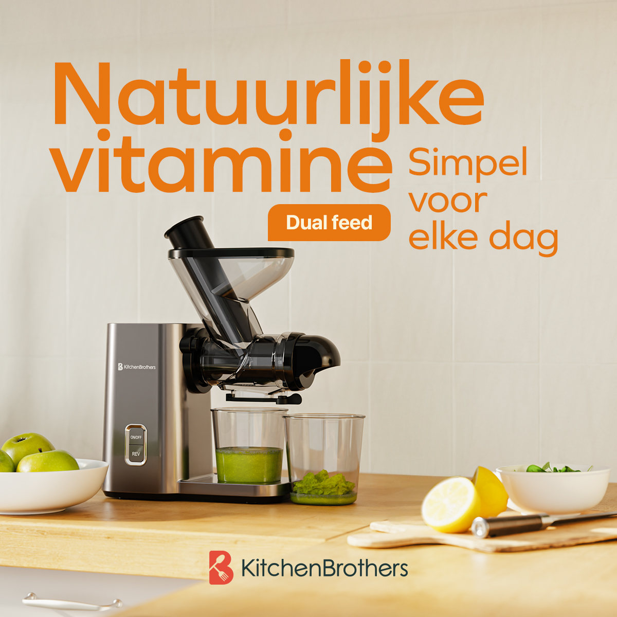 KitchenBrothers juicer on a counter with text overlay promoting 'natuurlijke vitamine'.