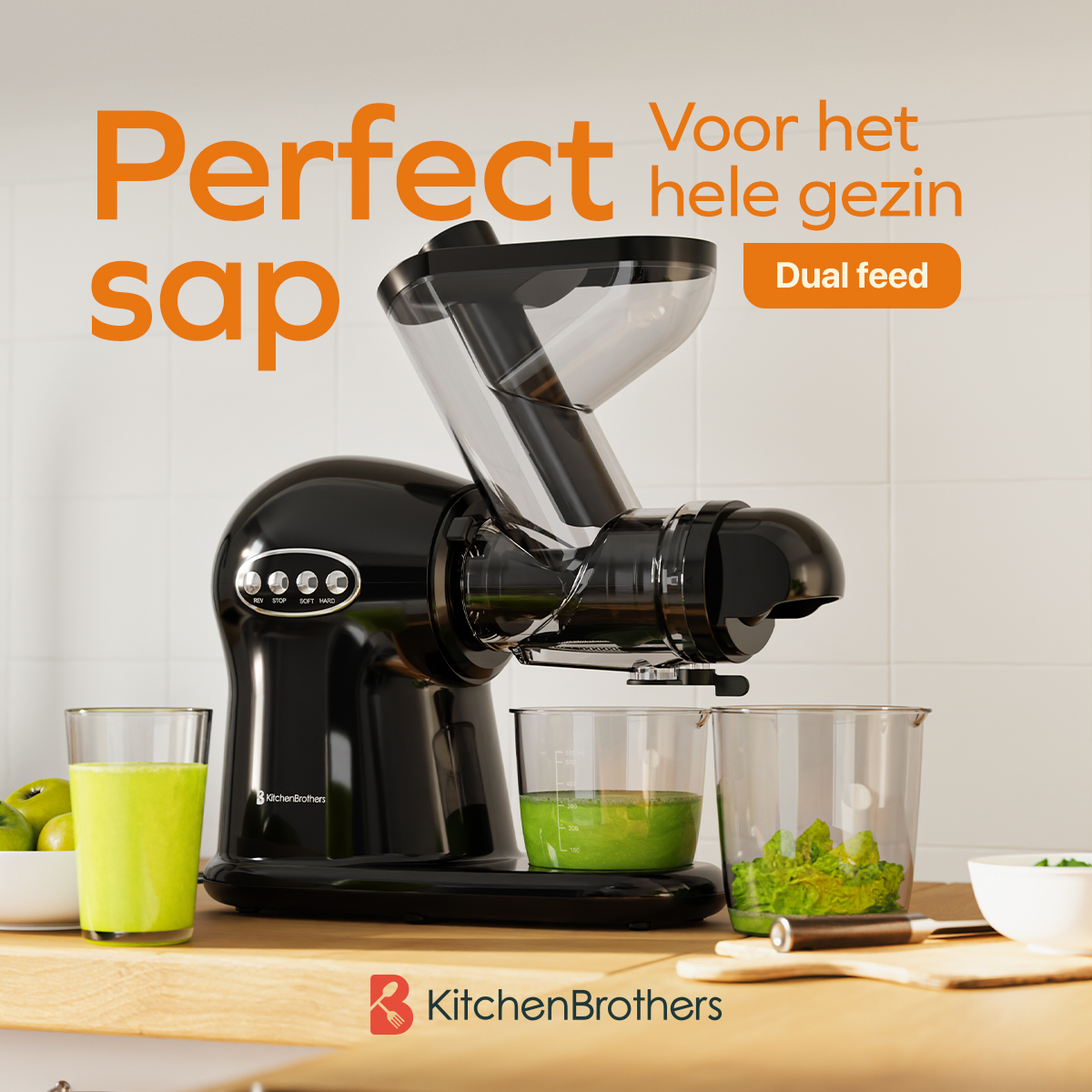 Zwarte KitchenBrothers slowjuicer die groen sap in een glas perst, met pulp in een ander glas.