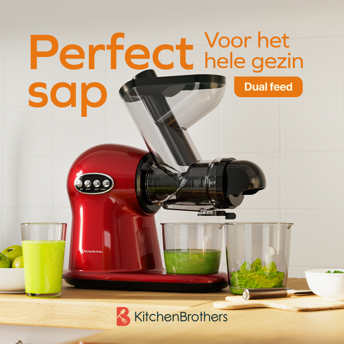 Rode KitchenBrothers slowjuicer die groen sap in een glas perst, met pulp in een ander glas.