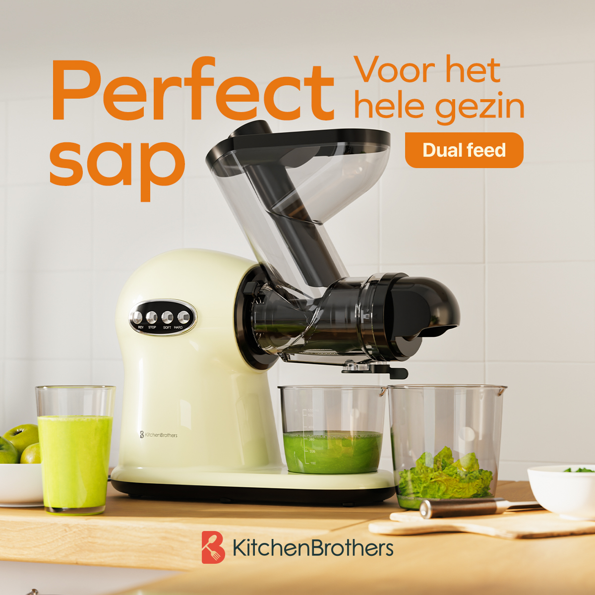 Een crèmekleurige juicer met bekers groene sap en pulp op een houten tafel.