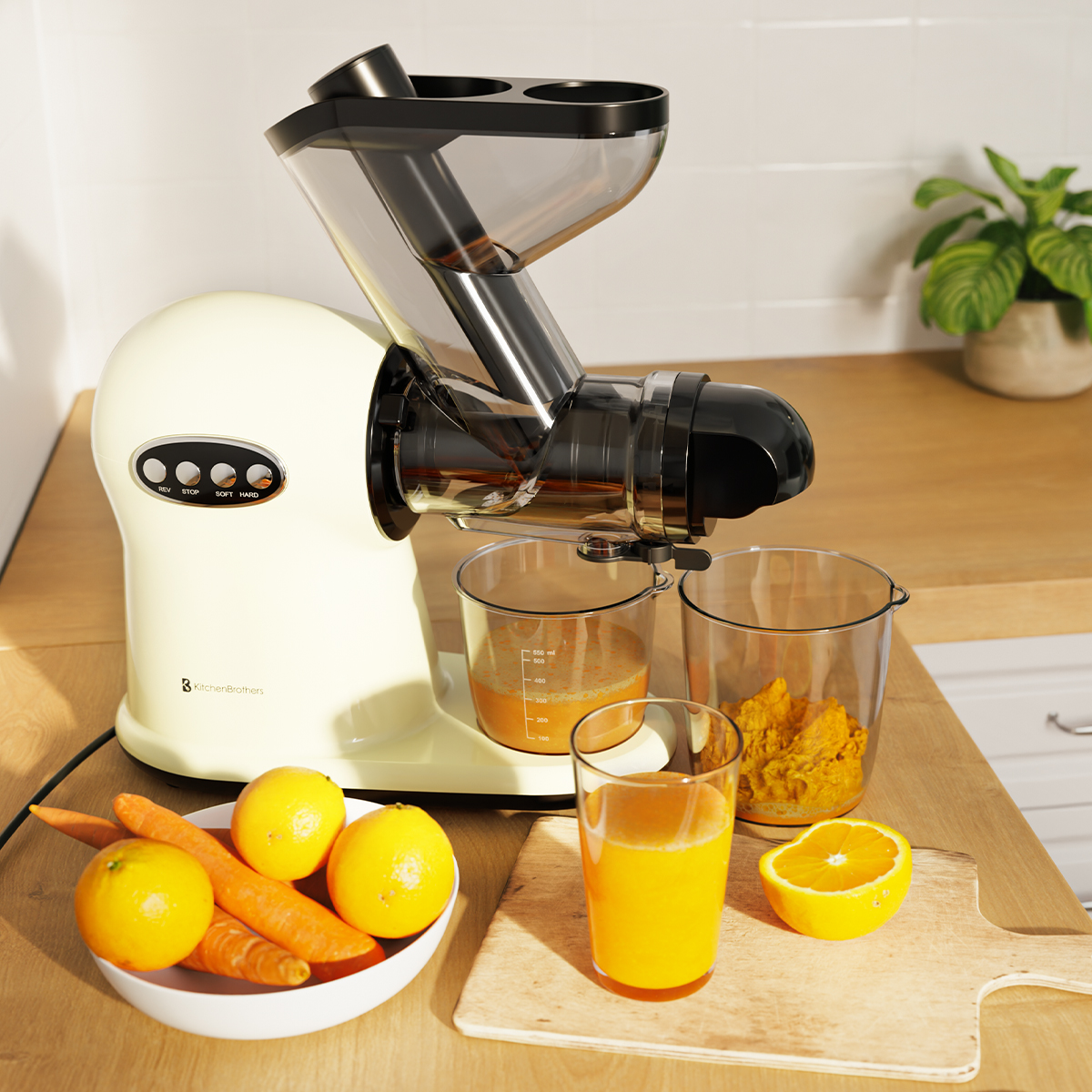 Een crème juicer met een plant en fruit op een houten oppervlak tegen een witte achtergrond.