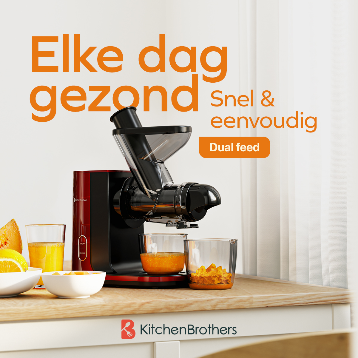 A juicer on a counter with juice and fruit, with marketing text in Dutch.