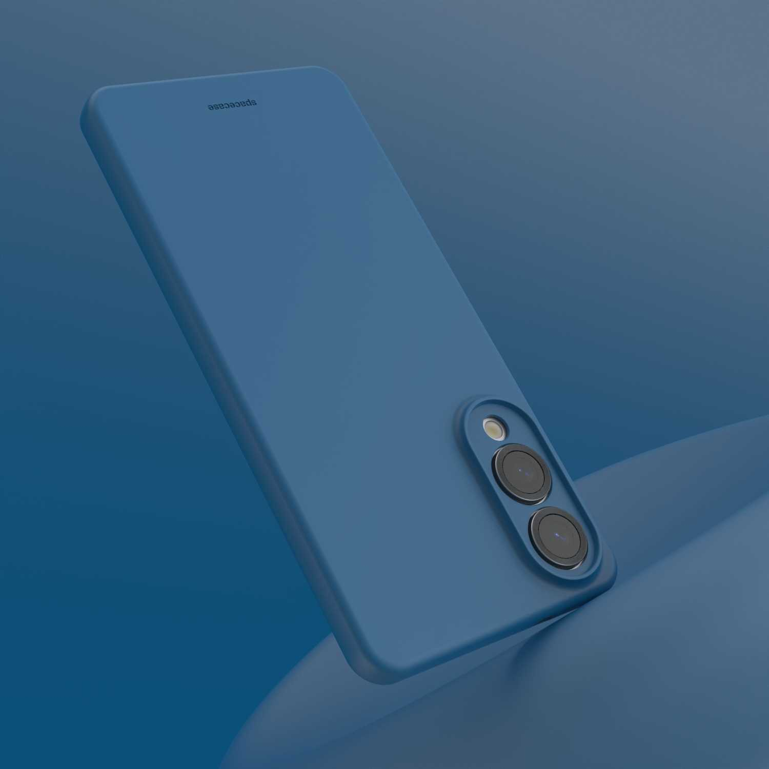 Niebieskie etui na telefon z wycięciami na aparat na tle gradientowego niebieskiego tła.