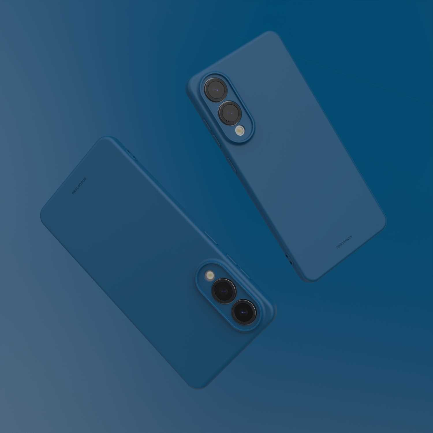 Dwa niebieskie etui na telefon unoszą się na niebieskim tle, każde z wycięciami na aparat.