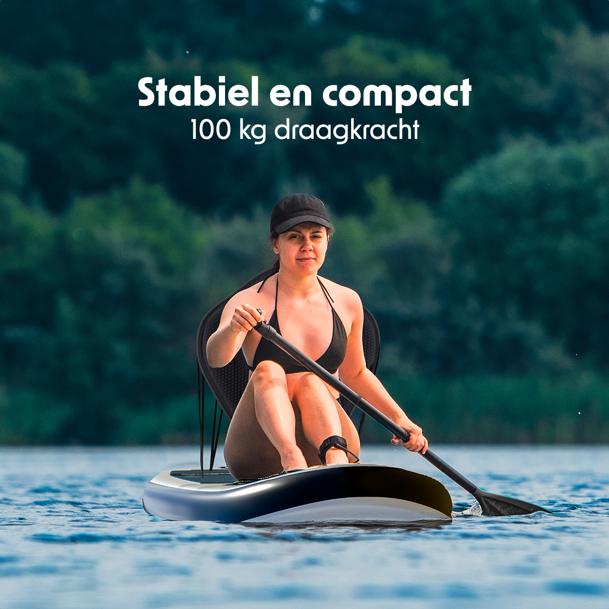 Eine Frau in schwarzer Badebekleidung paddelt auf einem SUP-Board im Wasser. Der Text lautet: "Stabil und kompakt".