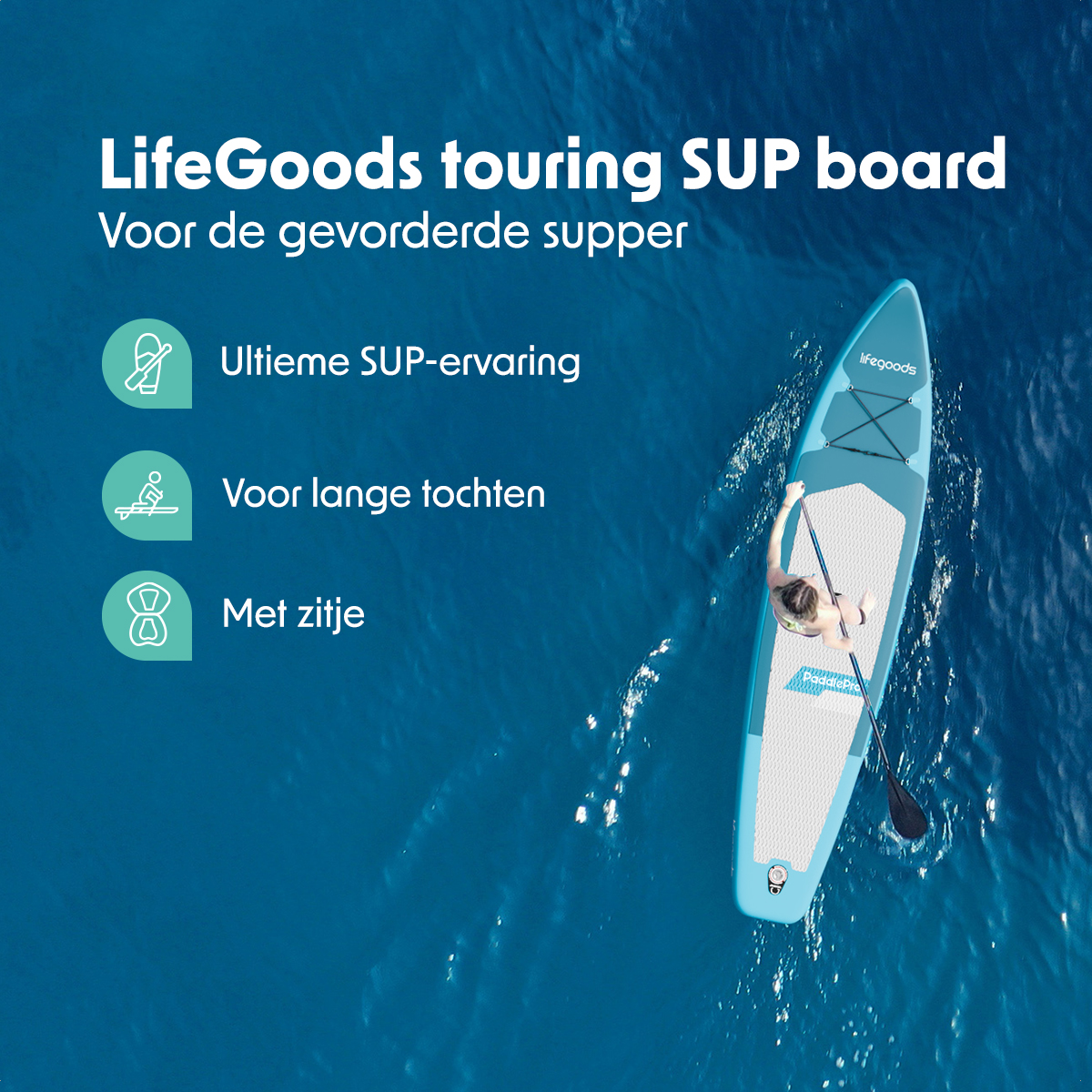 Een blauwe paddleboard op het water, met een persoon die peddelt. Nederlandse tekst promoot toeren.