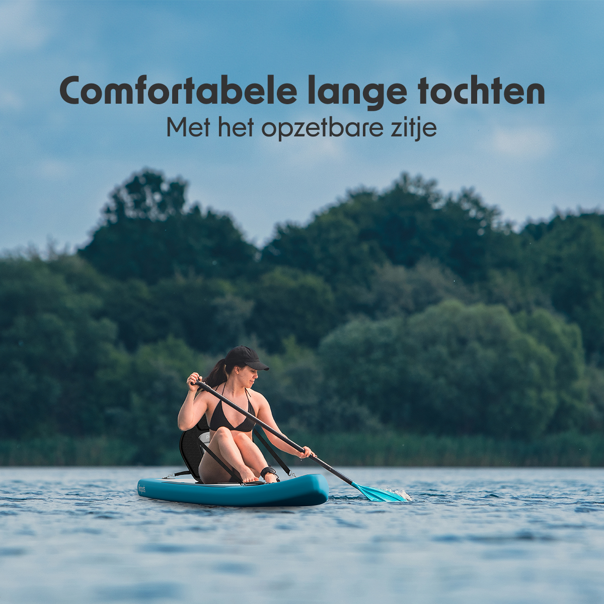Vrouw peddelt op een blauwe paddleboard in een meer omringd door bomen.