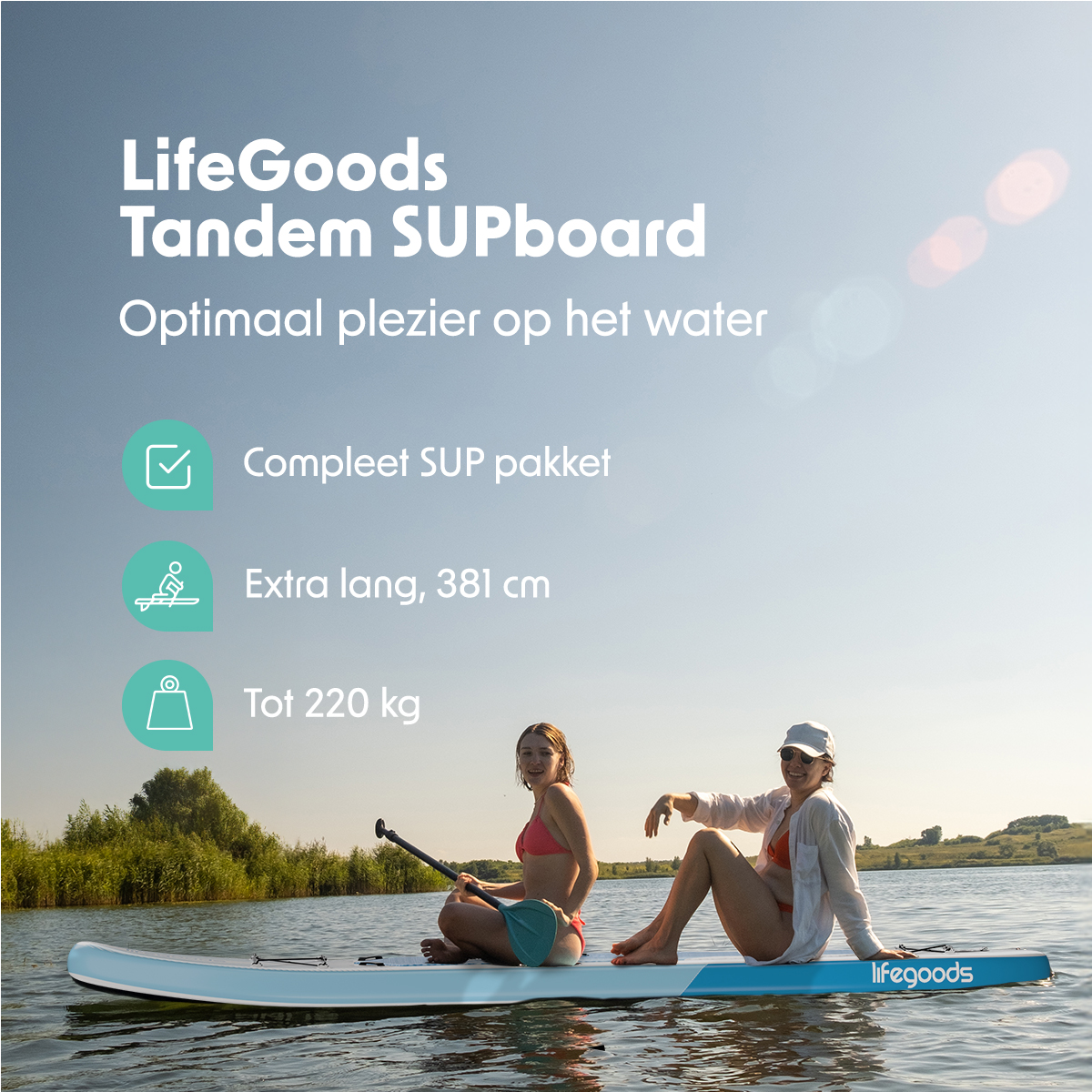 Zwei Frauen auf einem LifeGoods Tandem SUPboard auf einem See unter klarem Himmel. Text wirbt für das Board.