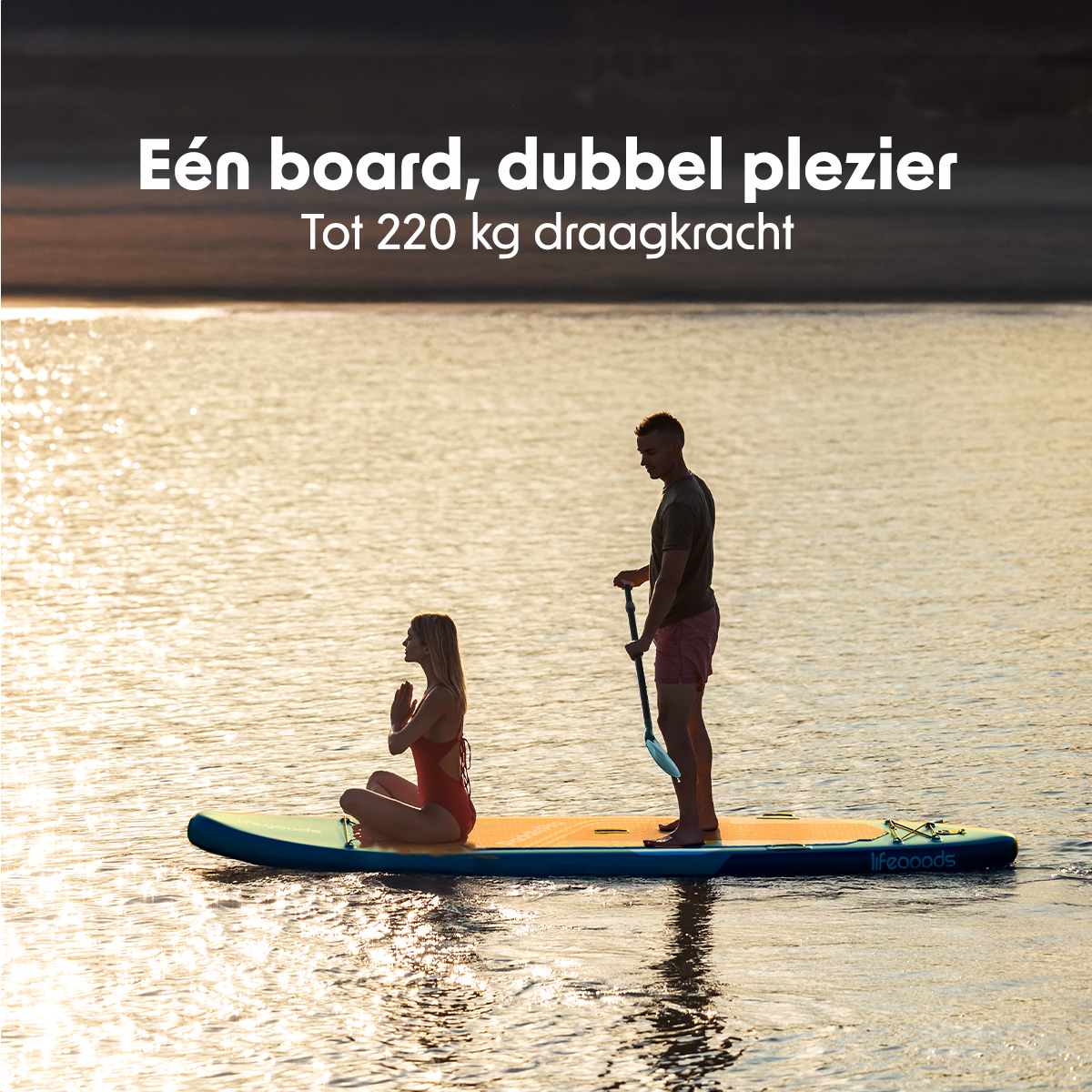 Ein Mann und eine Frau paddeln bei Sonnenuntergang auf ruhigem Wasser mit warmer Beleuchtung und einer ruhigen Atmosphäre.