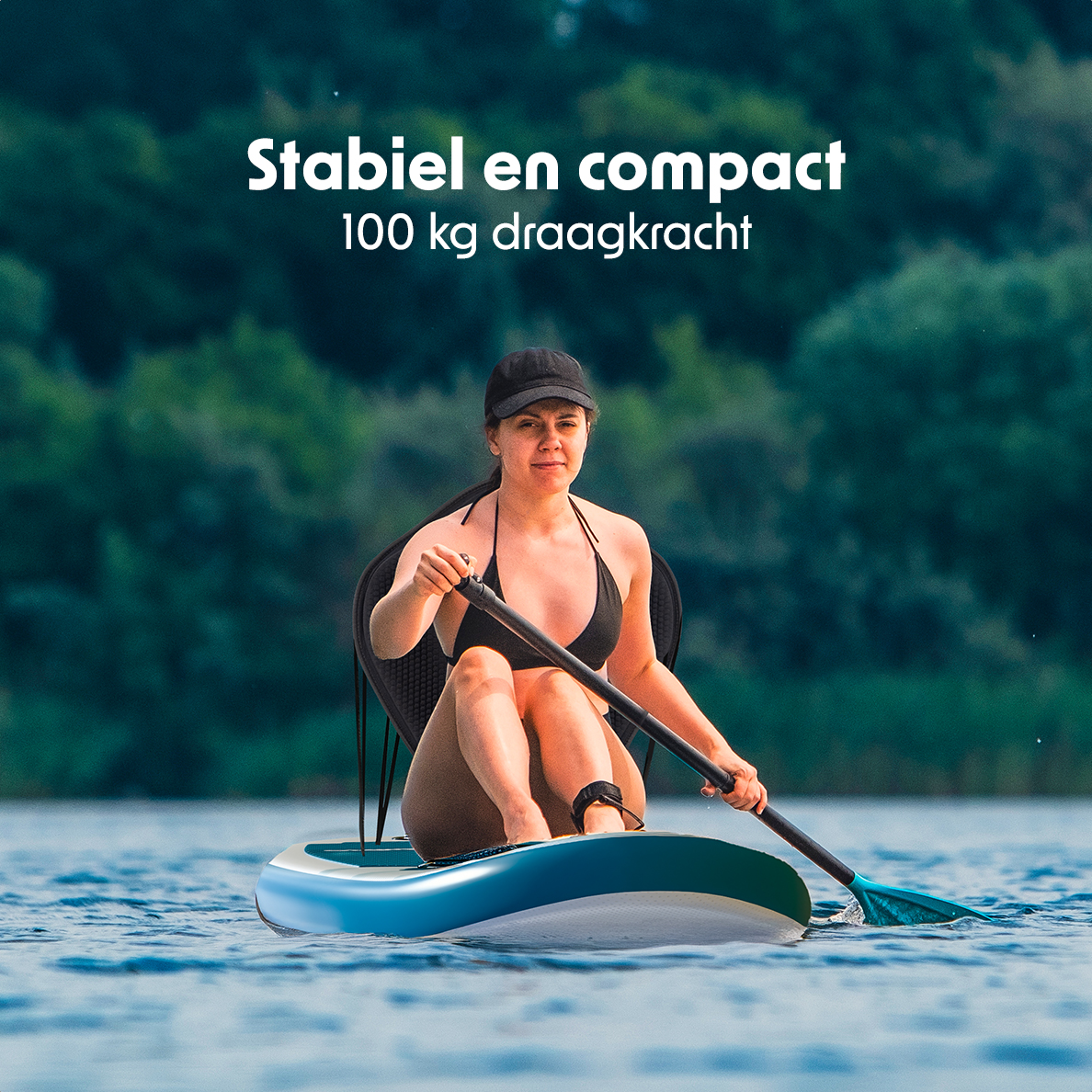 Eine Frau paddelt auf einem blauen Paddleboard im Wasser, vor einem grünen Wald. Textüberlagerung.