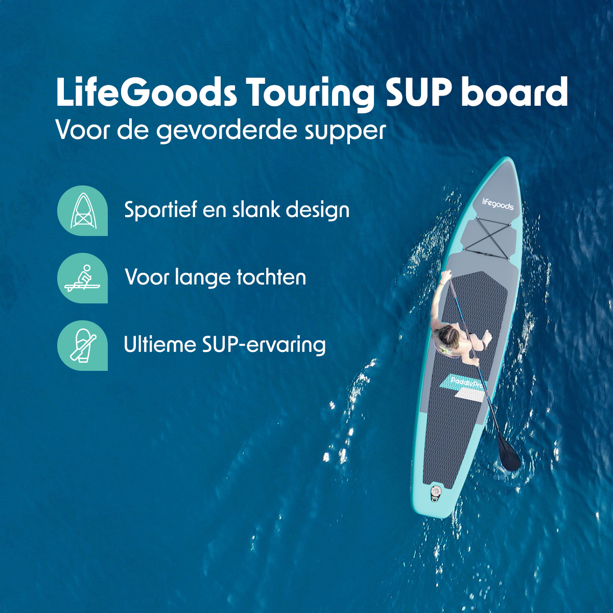 Een vrouw die paddleboardt op een blauwe LifeGoods Touring SUP-board wordt van bovenaf in helder water getoond.