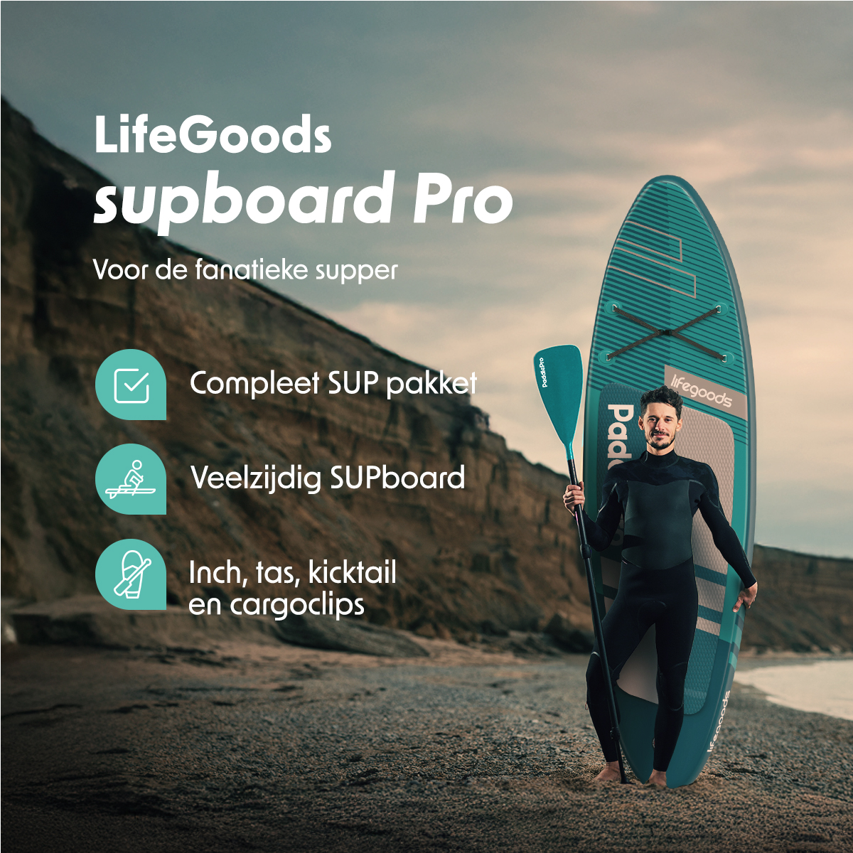 Een man staat met een paddleboard tegen een kustachtergrond, tekstoverlay.