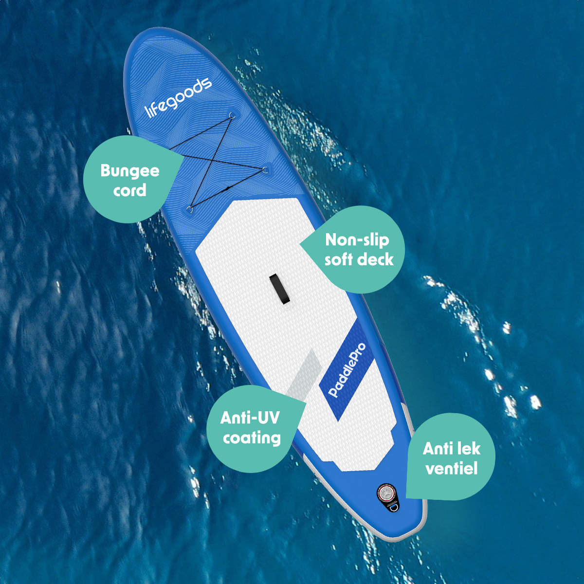 Een blauw paddleboard drijft op het water en toont zijn antislipdek, bungee-koord en anti-UV-coating.
