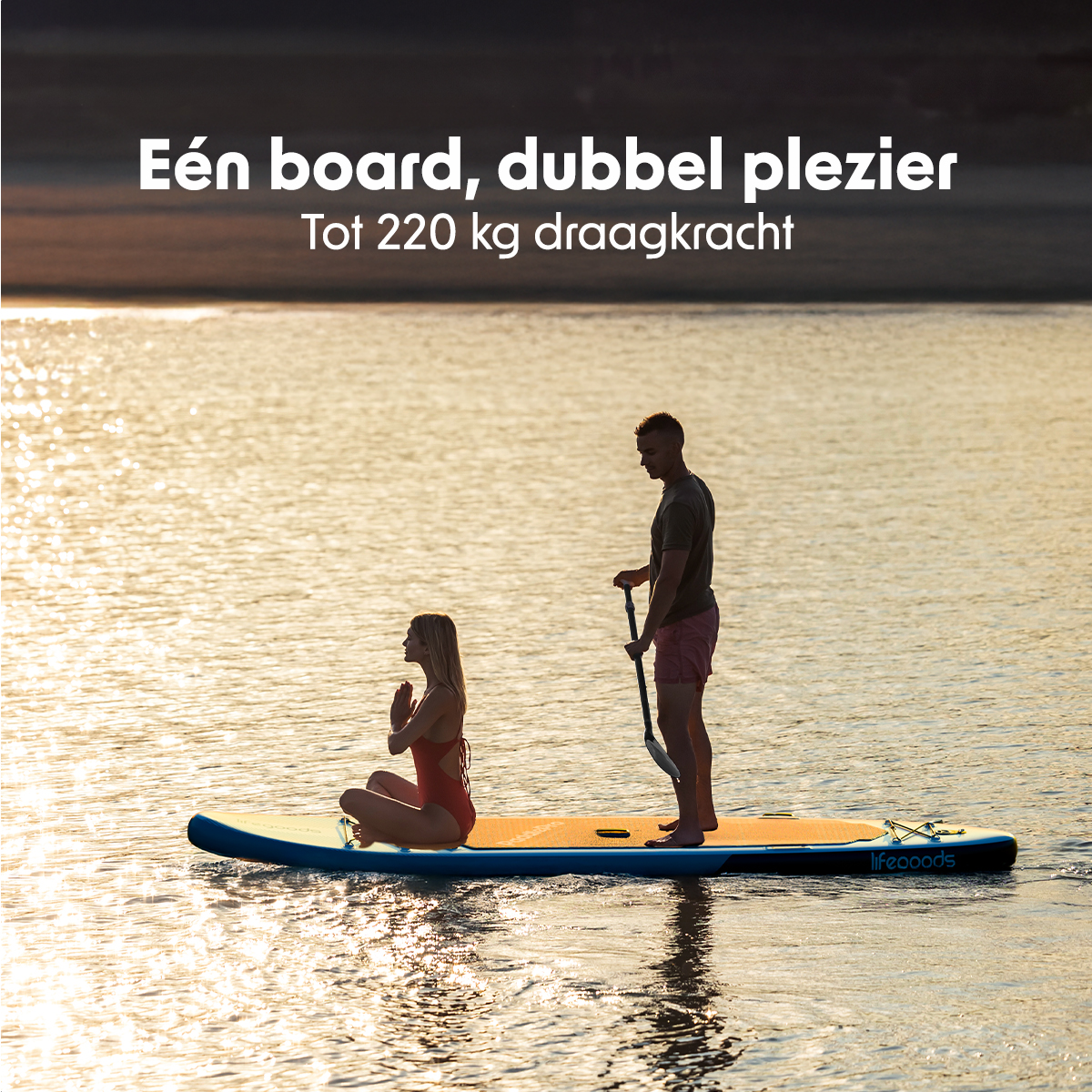 Een man en een vrouw paddleboarden op een meer tijdens zonsondergang, met de focus op hun silhouetten tegen het water.