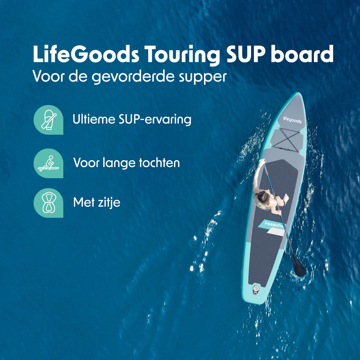 Persoon die paddleboardt op een turquoise board in kalm water, tegen een achtergrond van heuvels en een heldere lucht.