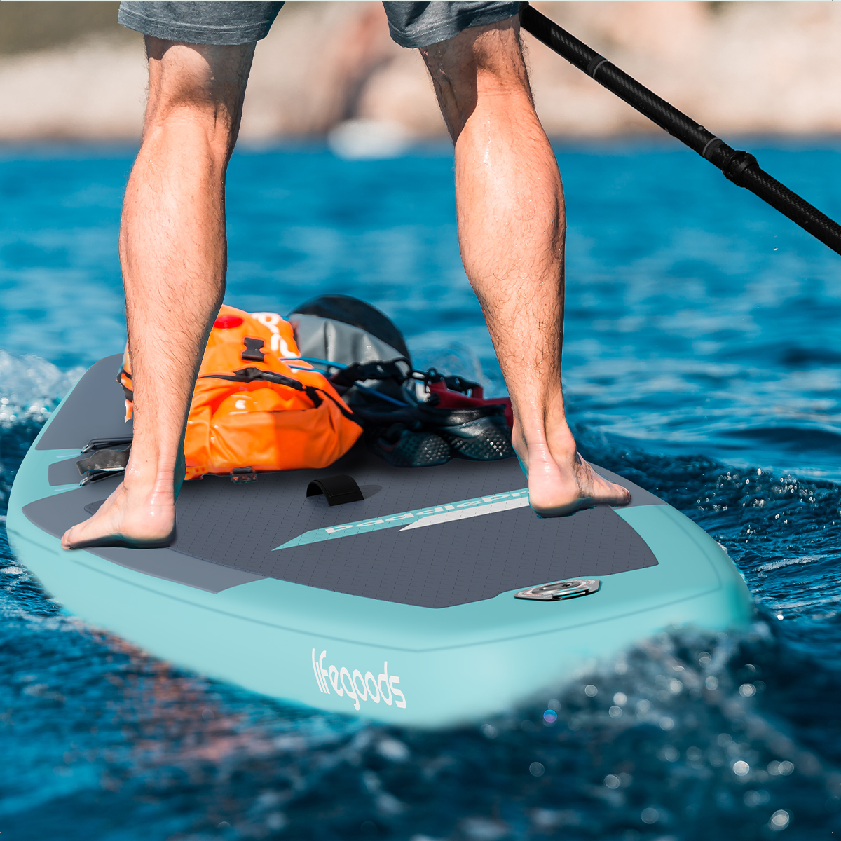 De afbeelding toont een optionele zitting en een dubbele peddel voor een paddleboard, met de nadruk op de veelzijdigheid voor SUP- of kajakgebruik.