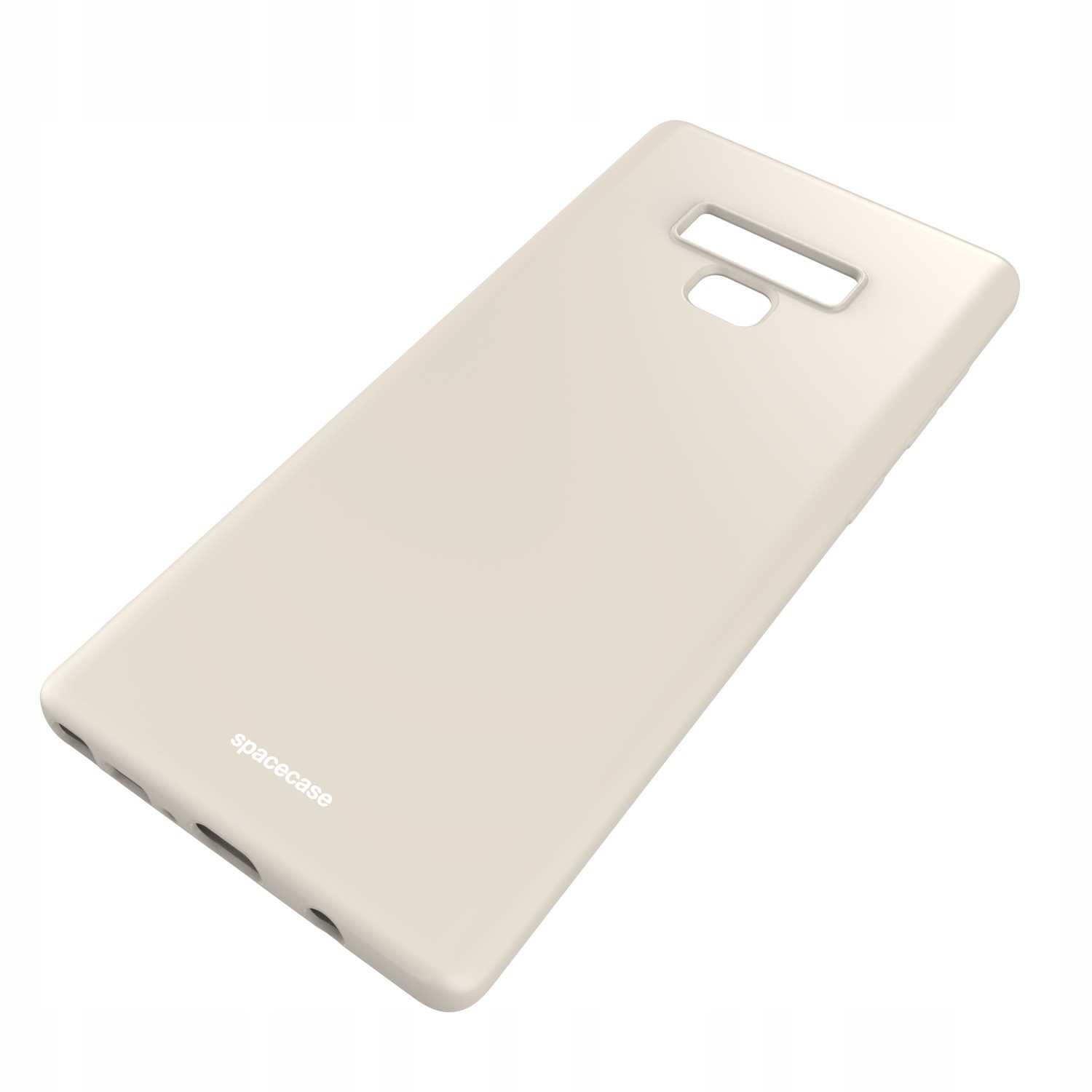 Obraz przedstawia beżowe etui na telefon z wycięciem na aparat, ustawione pod kątem na białej powierzchni.