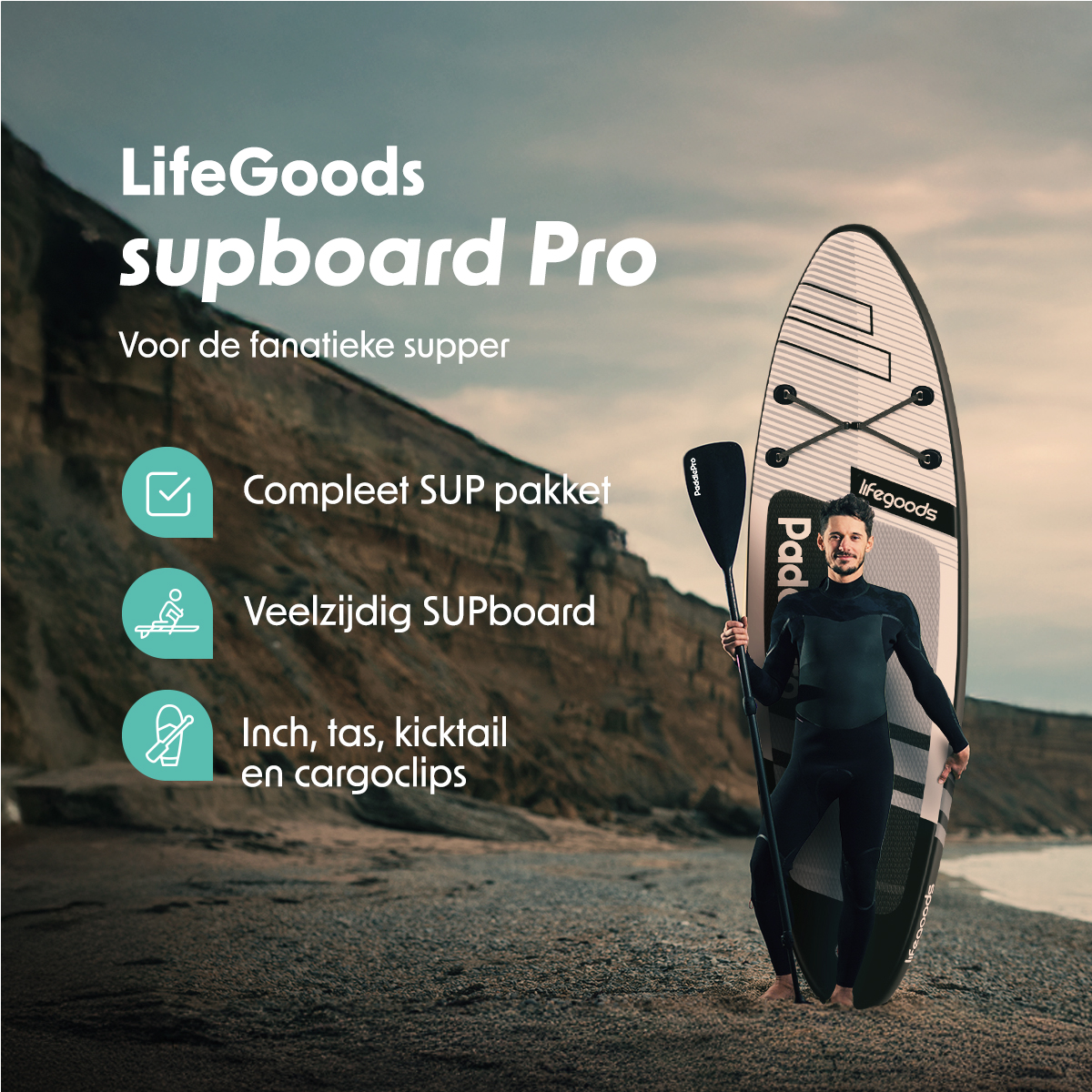 Un homme se tient sur une plage tenant une pagaie à côté d'une planche LifeGoods SUP Board Pro, avec du texte en néerlandais.