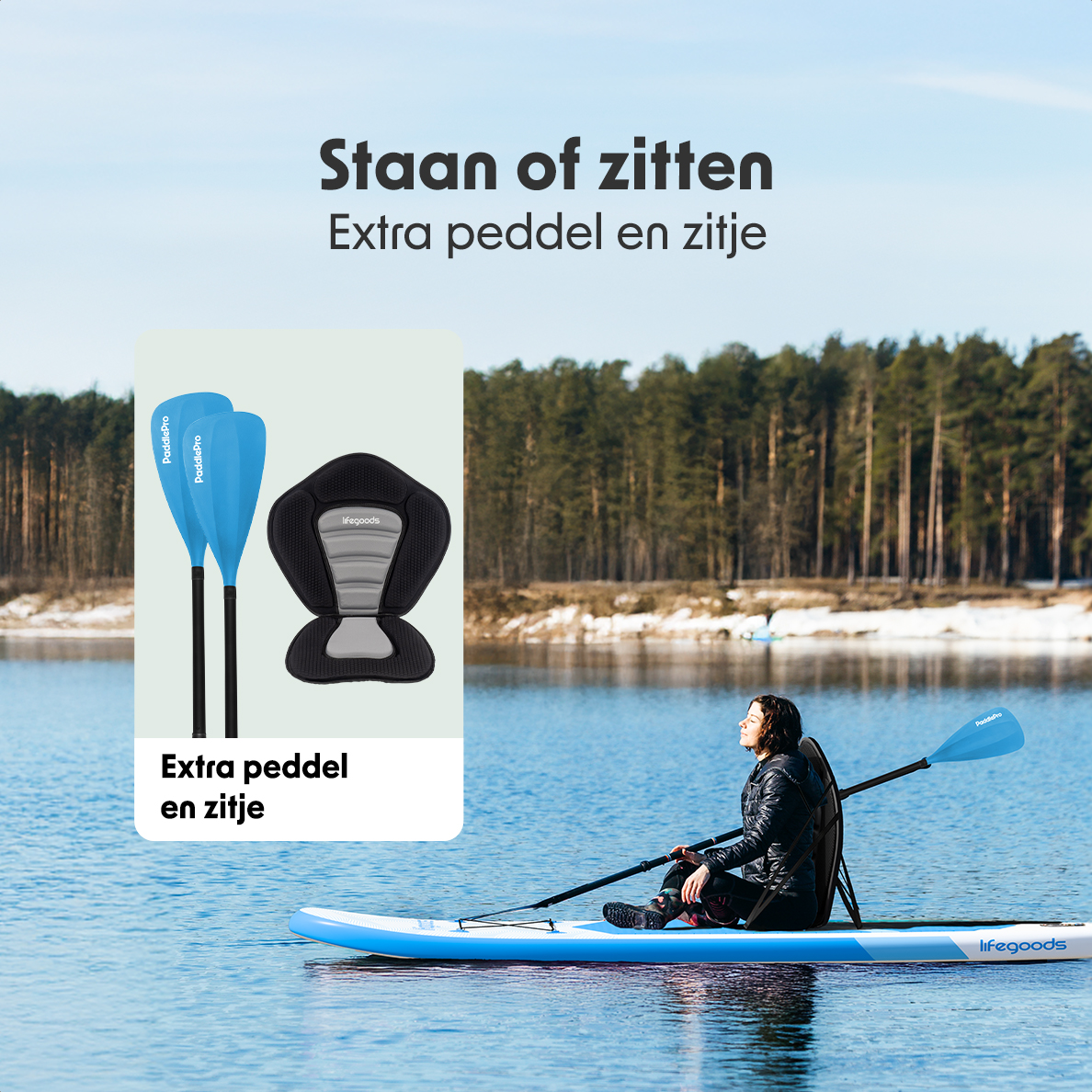 Eine Person sitzt auf einem blauen SUP-Board auf einem See, mit Paddel und Sitz sichtbar.