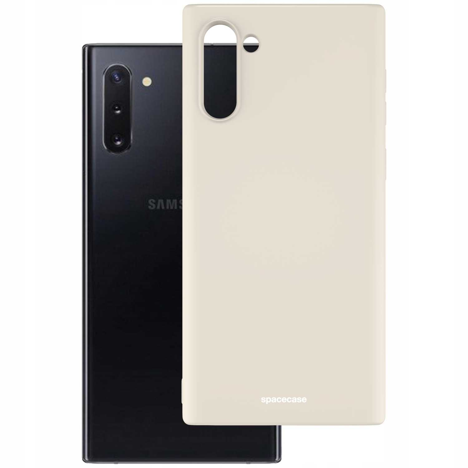 Beżowe etui na telefon jest wyświetlane obok czarnego smartfona na białym tle.