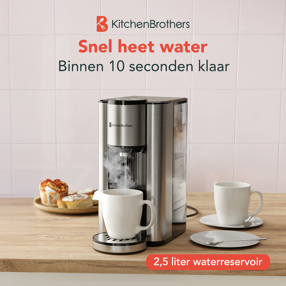 Een automatische waterkoker staat op een aanrecht met mokken en gebak; de tekst zegt "Snel heet water".