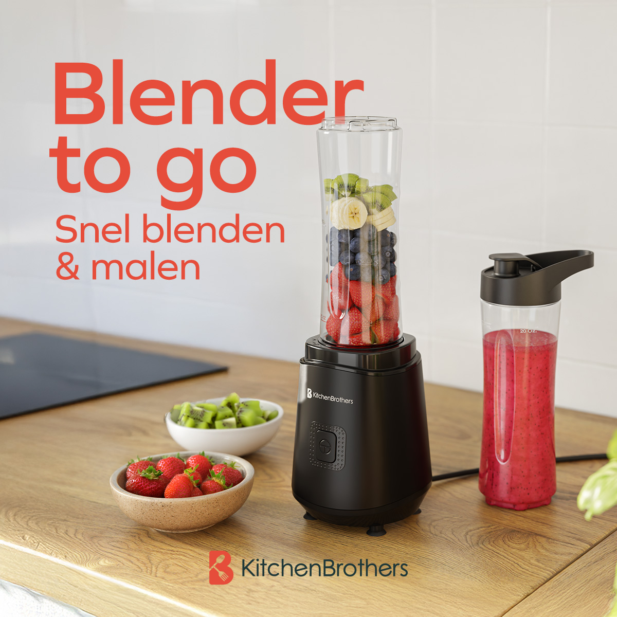 Een KitchenBrothers blender mixt fruit op een houten aanrecht met kommen fruit en een beker gevuld met smoothie.