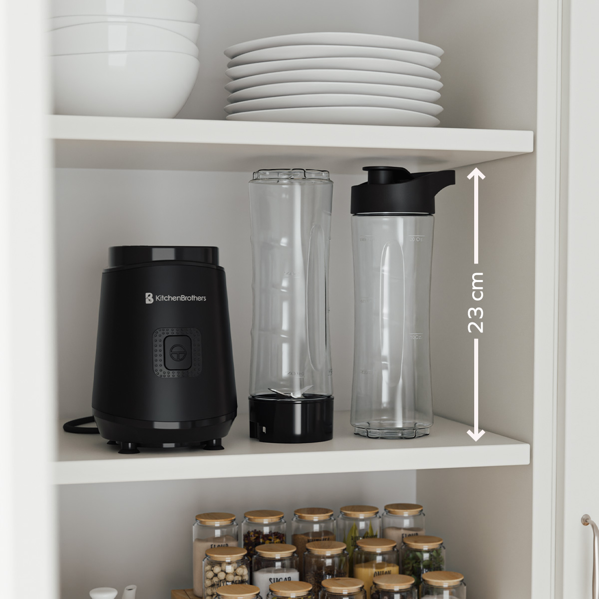 Een blender en accessoires in een witte kastplank. Achtergrond omvat een stapel borden.