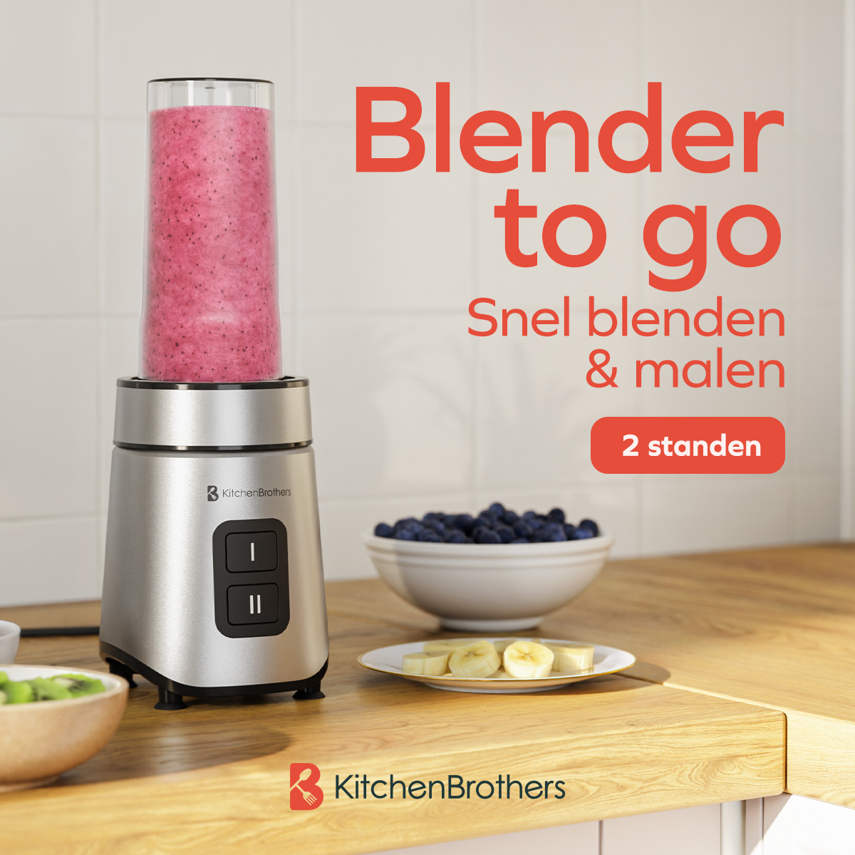 Een zilveren blender staat op een houten aanrecht met een schaal bessen en bananen.