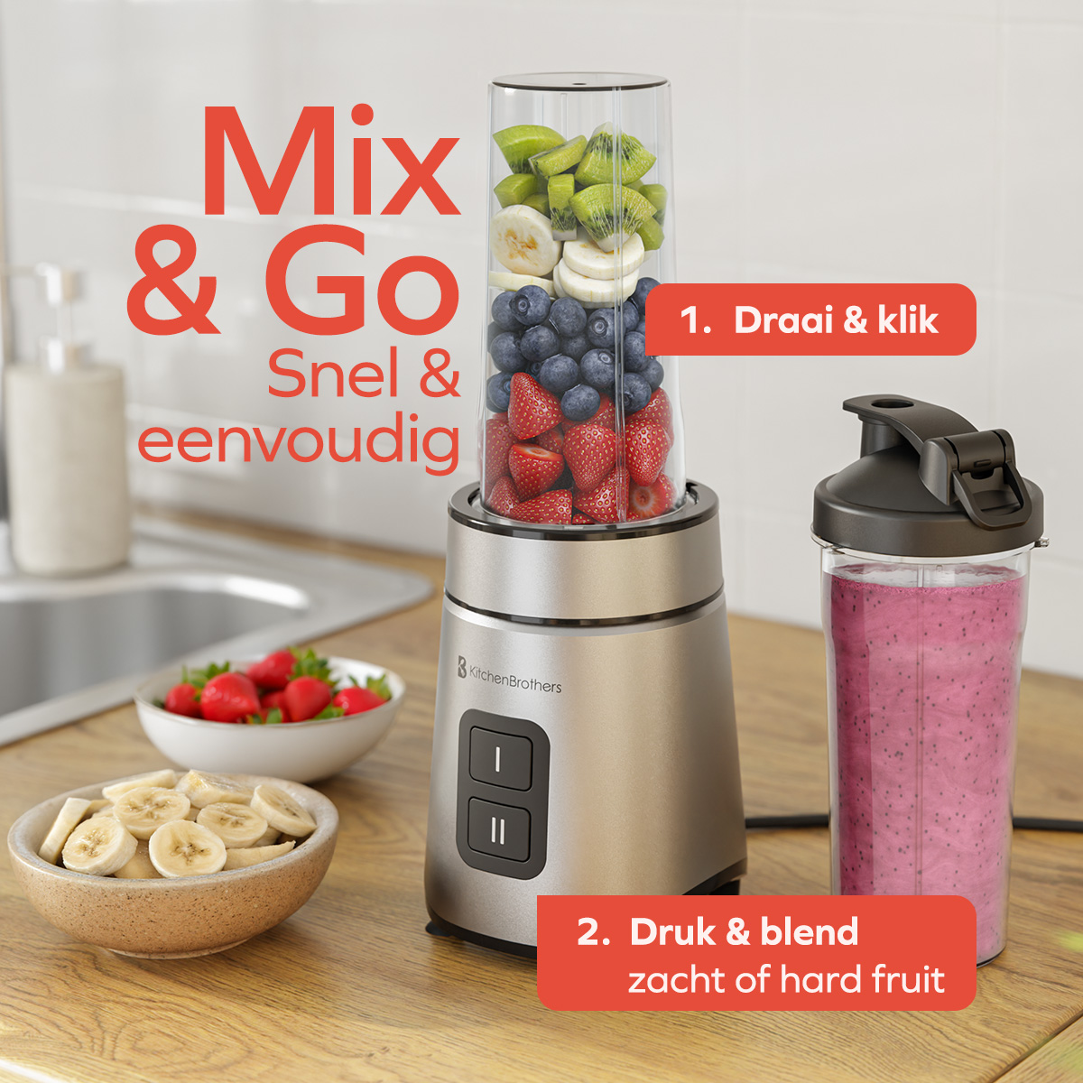 Een zilveren blender en doorzichtige fles met fruit op een houten aanrecht met kommen.