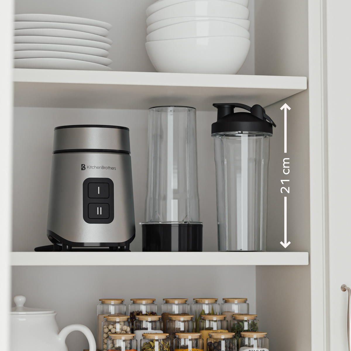 Een zilveren blender en doorzichtige flessen staan op een witte plank met daaronder voedselpotten.