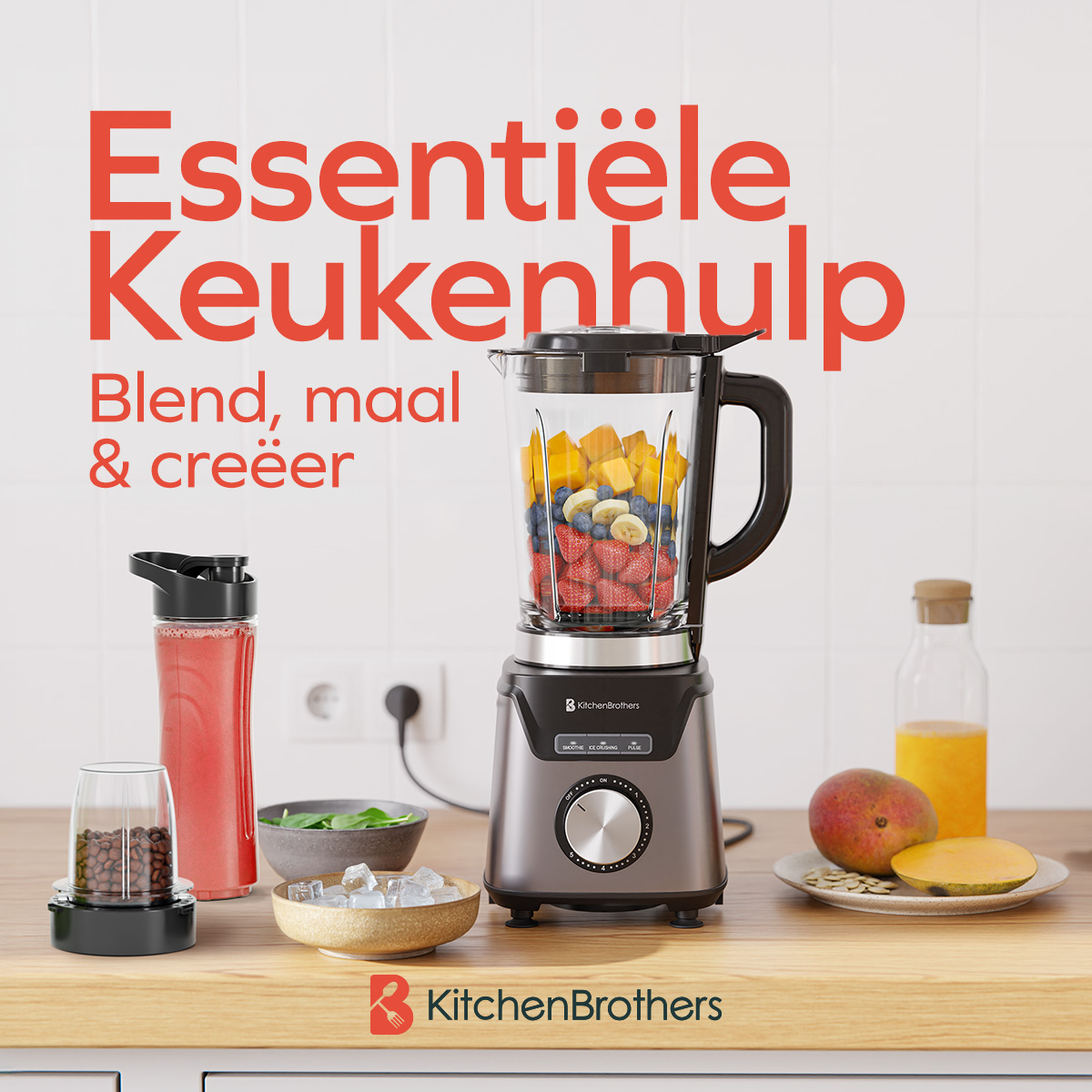 Een blender en een molen staan op een houten aanrecht met fruit en een sapfles.