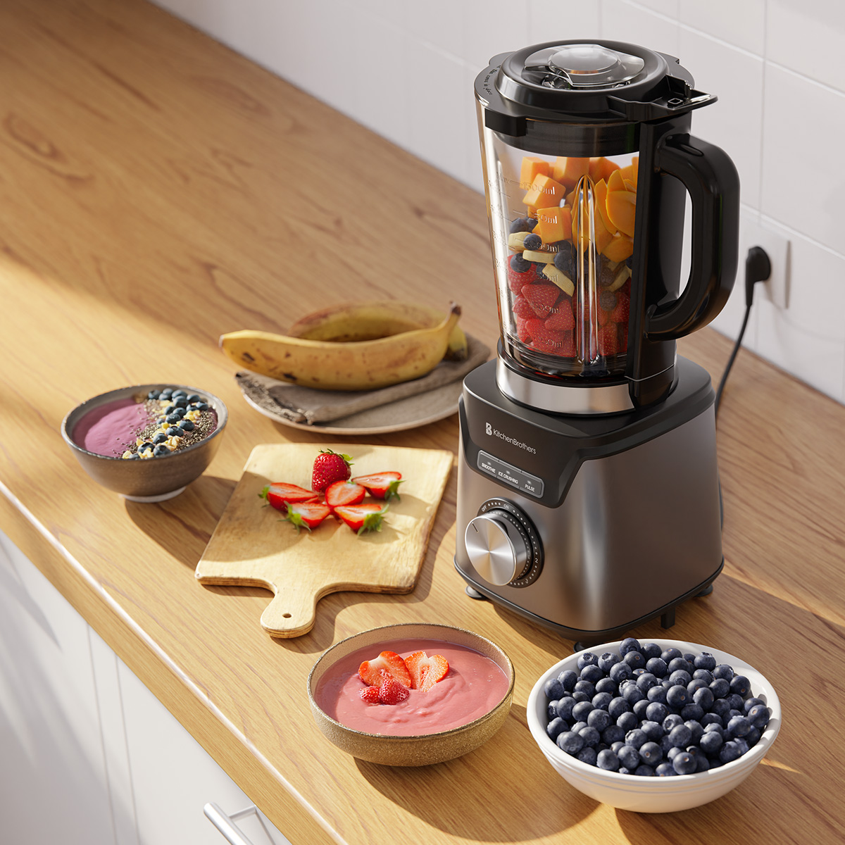 Een blender staat op een aanrecht naast fruit en kommen met smoothies en blauwe bessen.