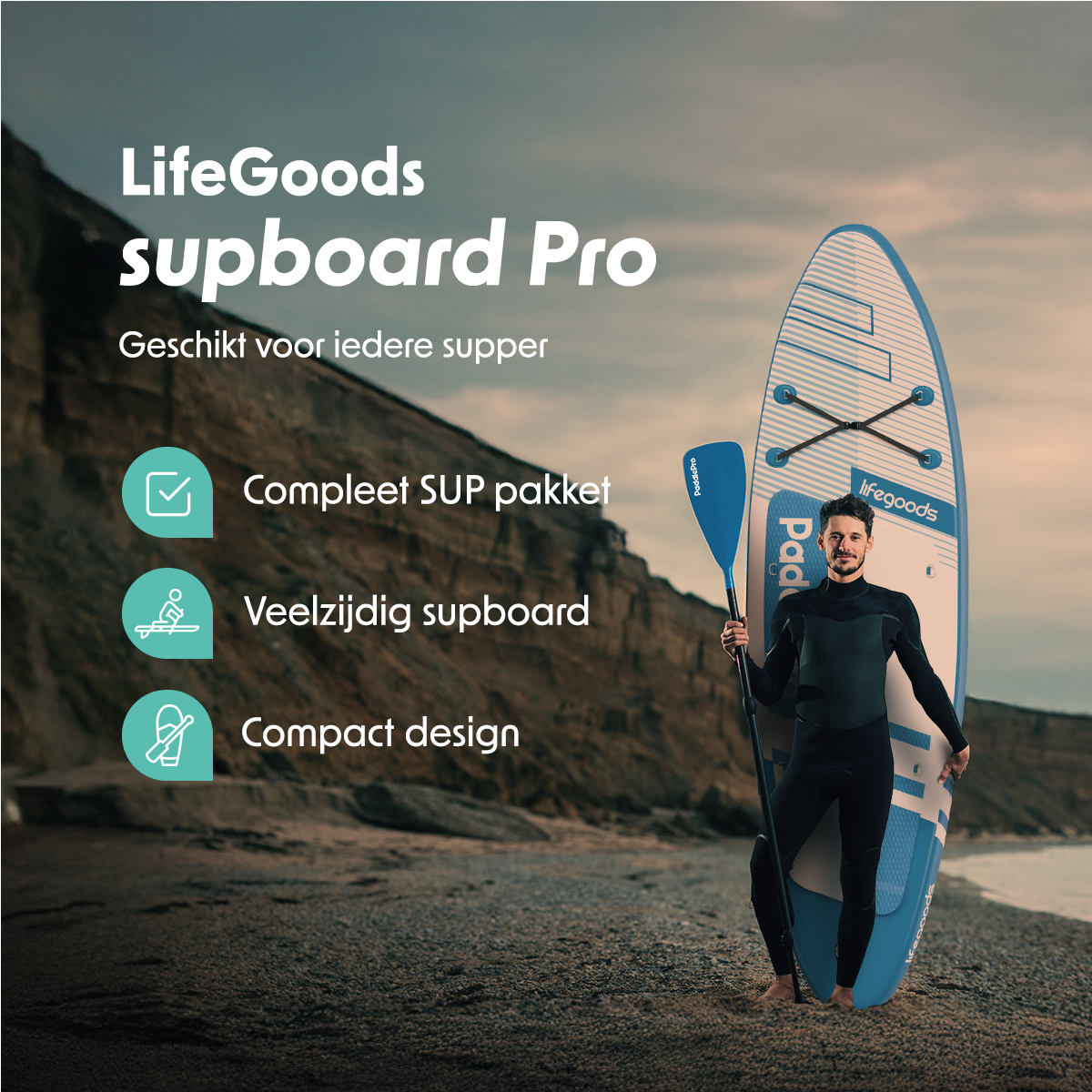 Ein Mann im Neoprenanzug, der ein Paddleboard an einem felsigen Strand hält. Textüberlagerung.