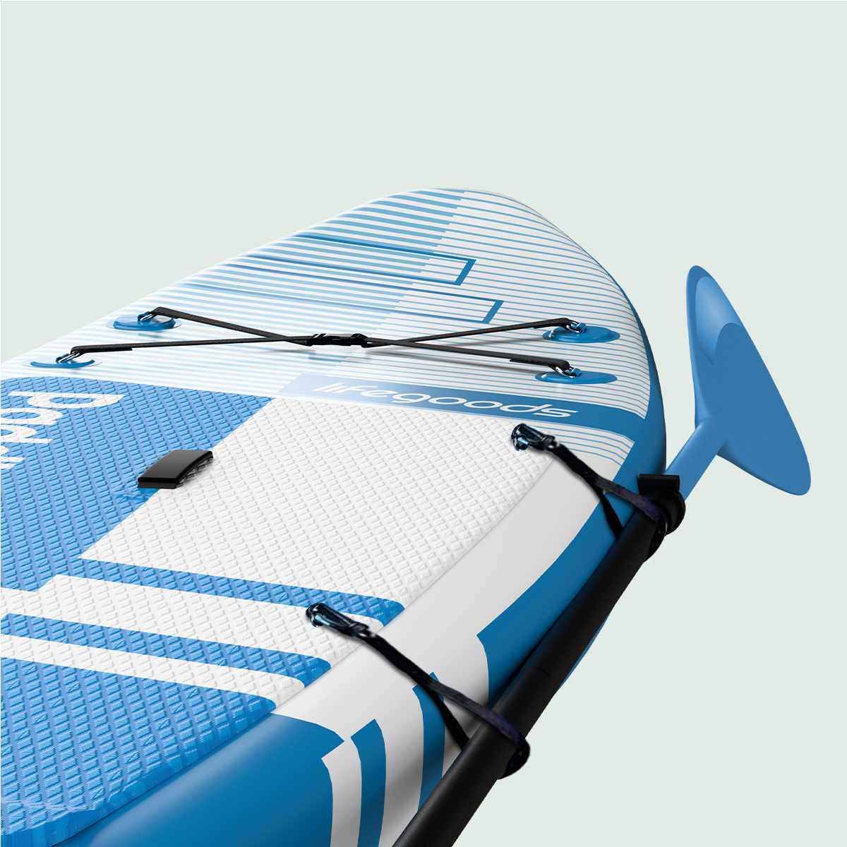 Nahaufnahme eines Paddleboards mit Paddel, das mit schwarzen Riemen befestigt ist.