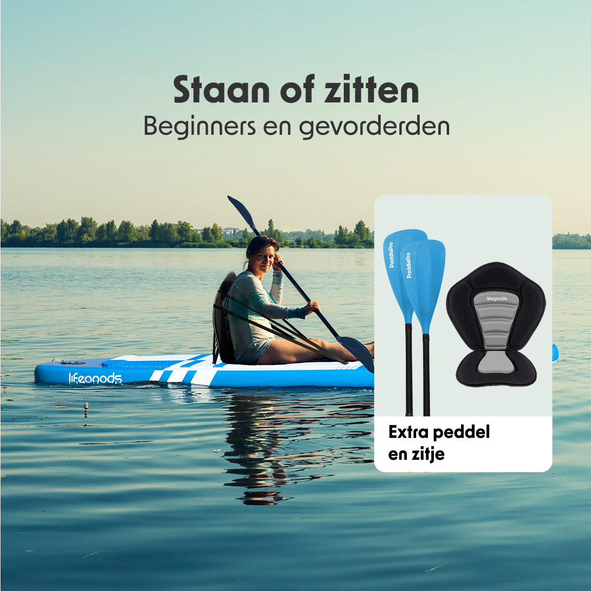 Frau sitzt auf einem blau-weißen Paddleboard mit einem zusätzlichen Paddel und Sitz.